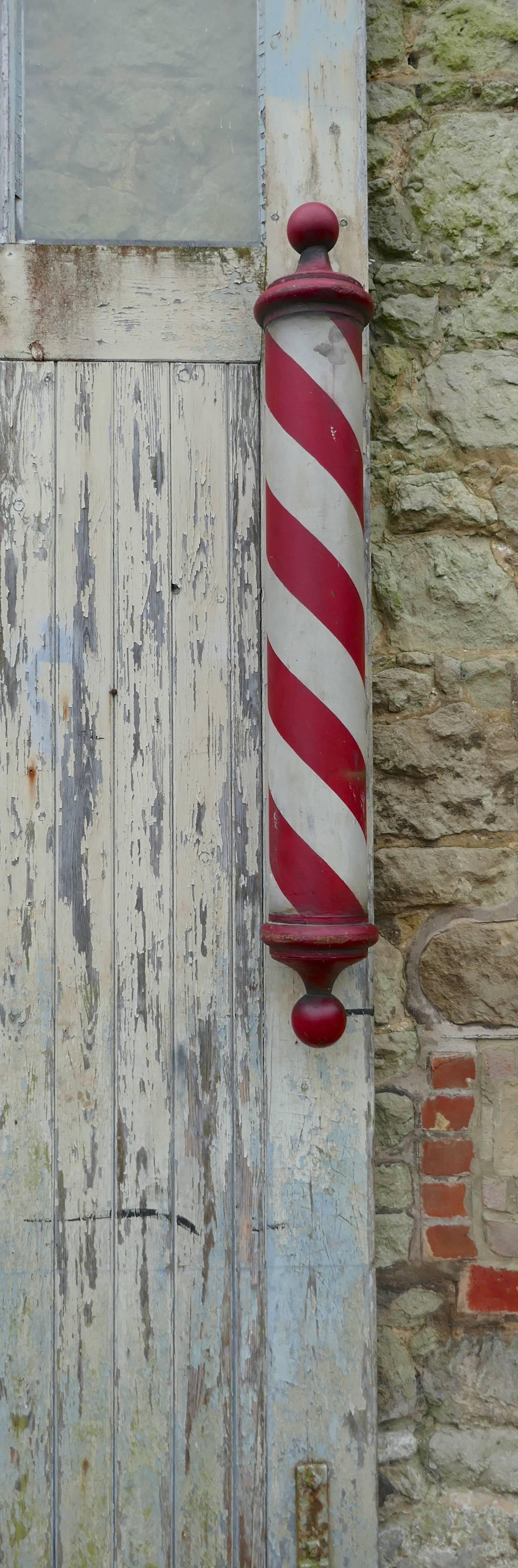 Rare English Wooden Barbers Pole Trade Shop Sign In Good Condition In Chillerton, Isle of Wight