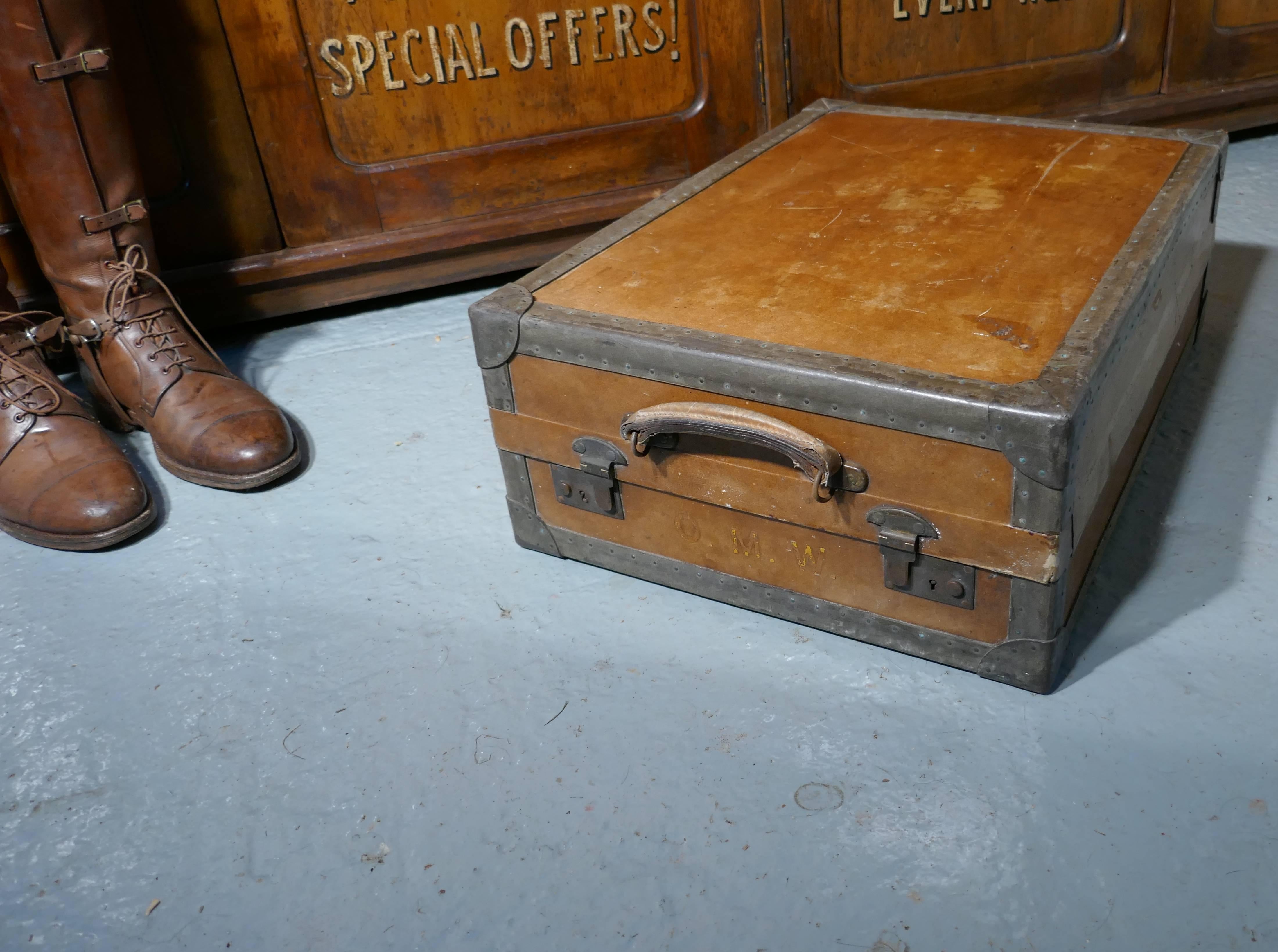Very rare shoe case, steamer trunk for shoes steam punk

This is a very rare piece for the traveller who has everything else, it is a double thickness case, each side holds six pairs of shoes, 12 pairs in all, the shoe pockets are lined in