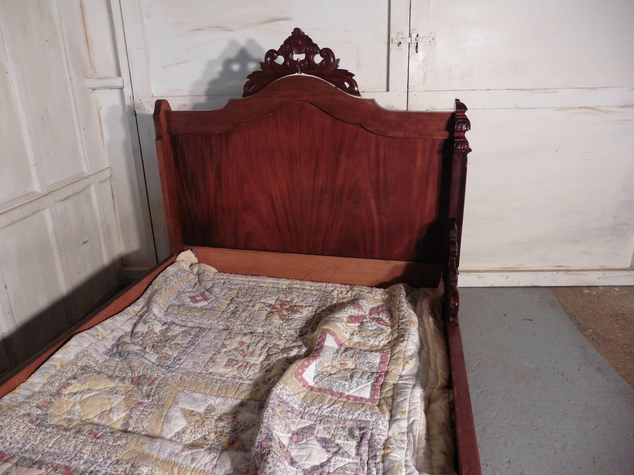 French Flame Mahogany and Walnut Sleigh Bed or Empire Style Daybed In Good Condition In Chillerton, Isle of Wight