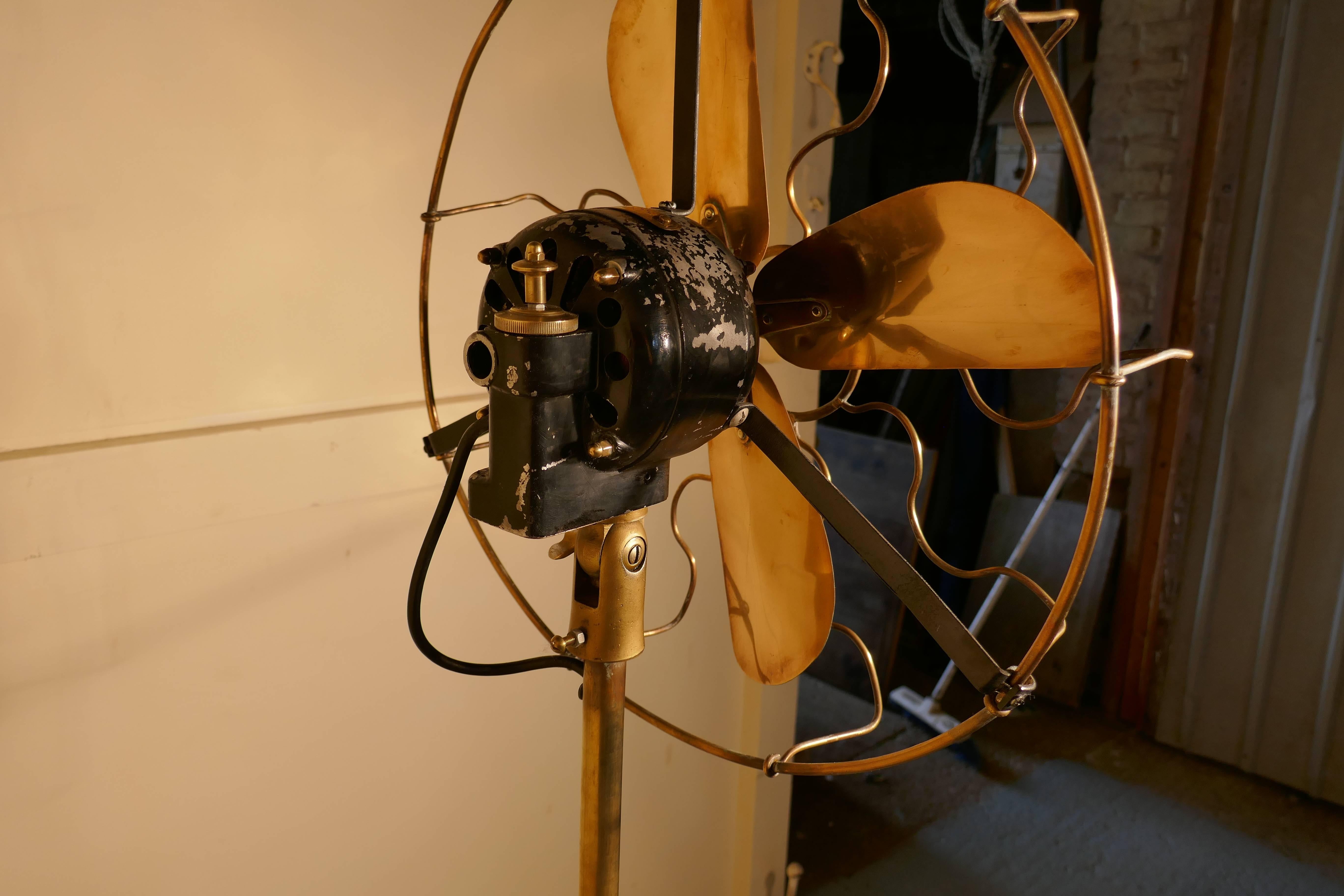 20ième siècle Ventilateur électrique télescopique sur pied en laiton de Mirelli:: Industrial Antique
