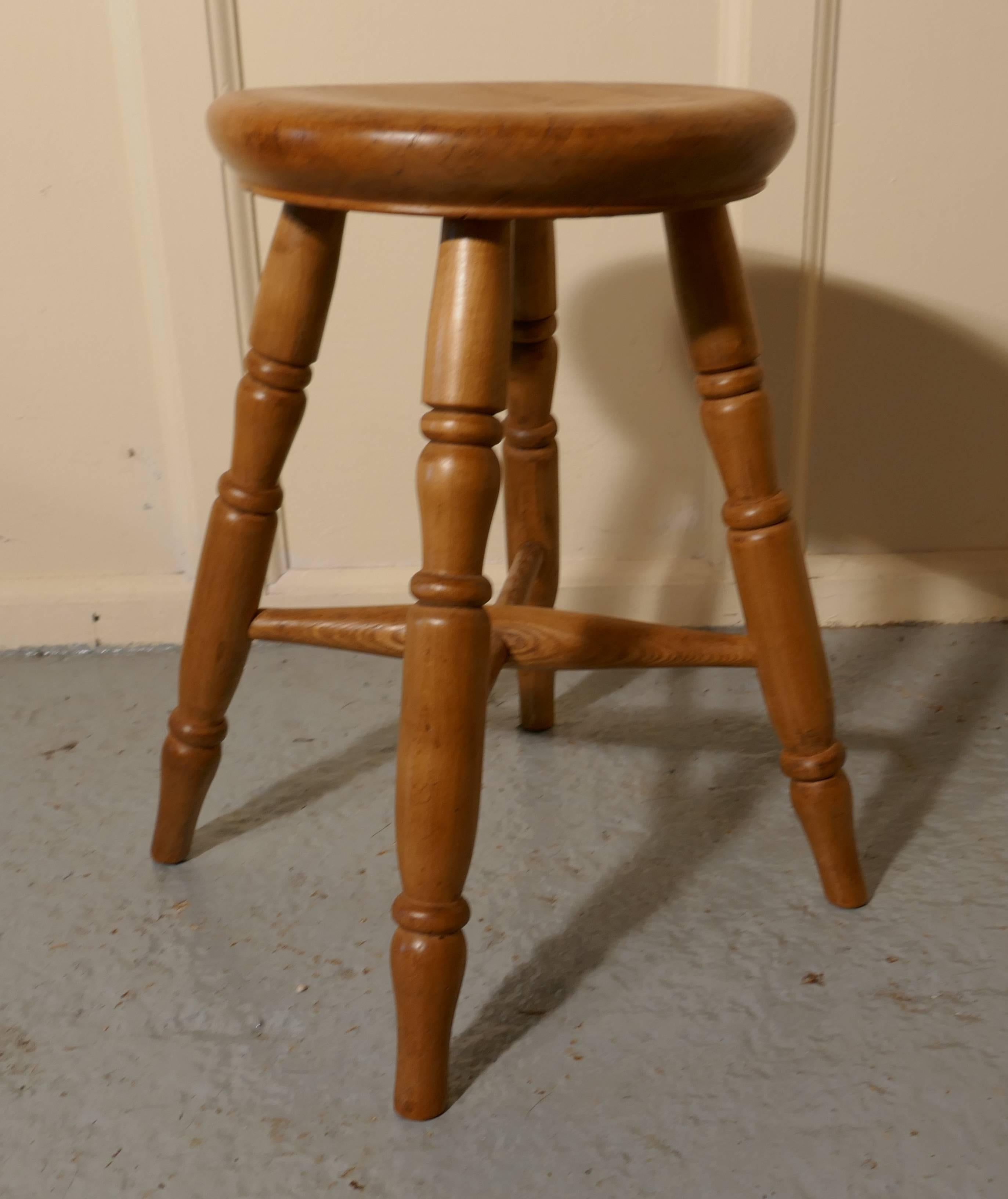Victorian Elm Farmhouse Kitchen Stool In Good Condition In Chillerton, Isle of Wight