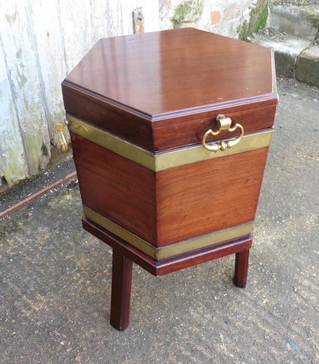 Georgian Mahogany and Brass Wine Cooler, Cellarette In Good Condition In Chillerton, Isle of Wight