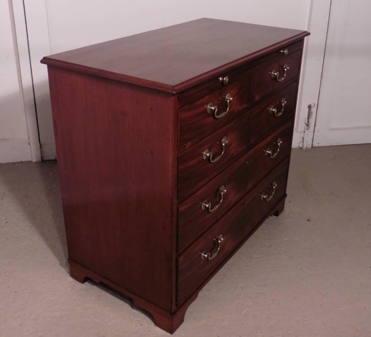 Small Georgian mahogany chest of drawers, Batchelor’s chest with brushing slide

The chest has two short drawers at the top and three graduated long drawers beneath 
The drawers run very smoothly they have brass swan neck handles, above the