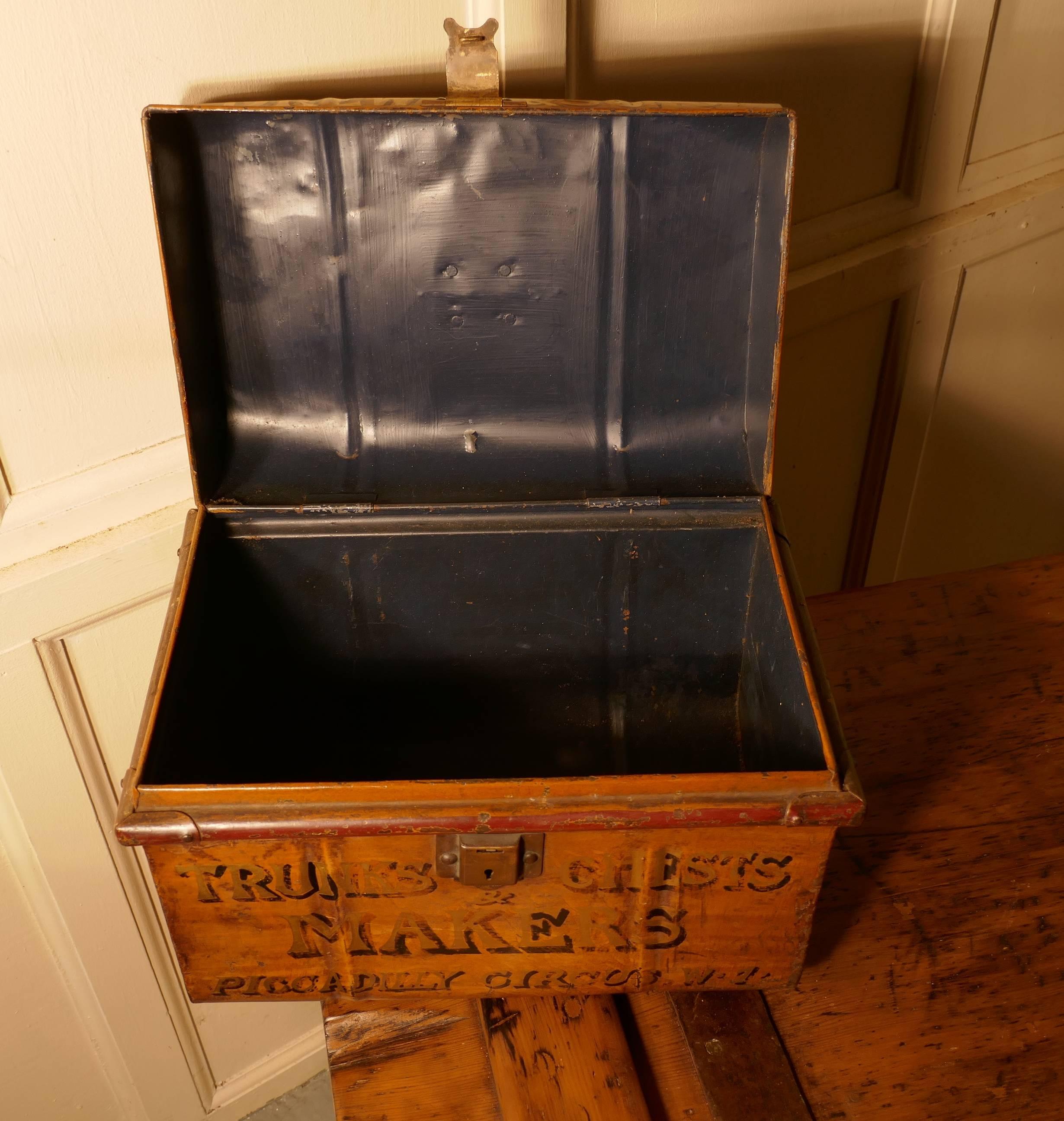 Salesman’s Sample Victorian Painted Tin Hat Box, Drew and Sons Trunk Makers In Good Condition In Chillerton, Isle of Wight