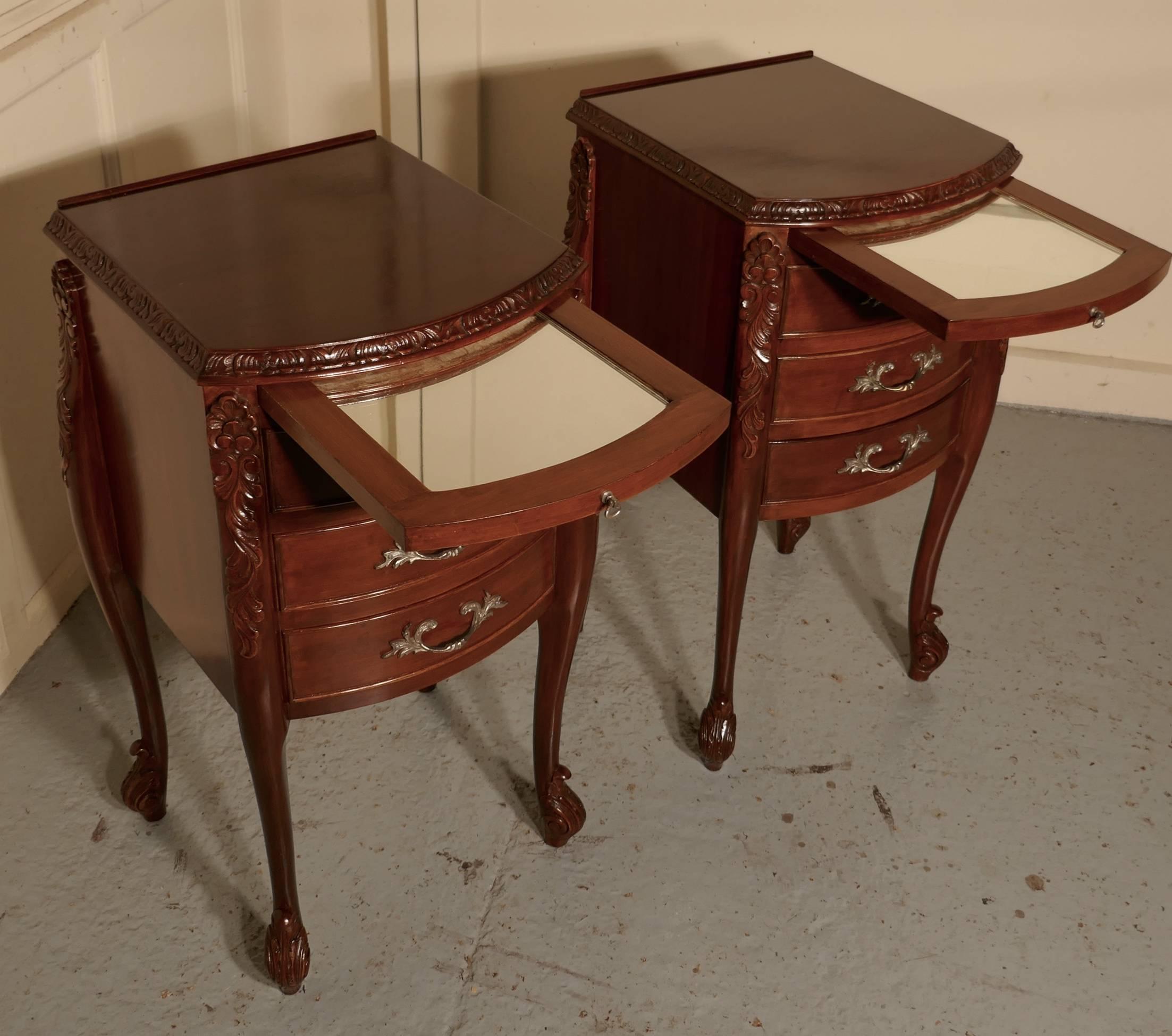Pair of French walnut and ormolu three-drawer bedside cabinets 

This is a pretty pair of cabinets or chevet they are made in walnut and have a carved decoration around the top, bow shaped fronts and they have decorative ormolu handles, each