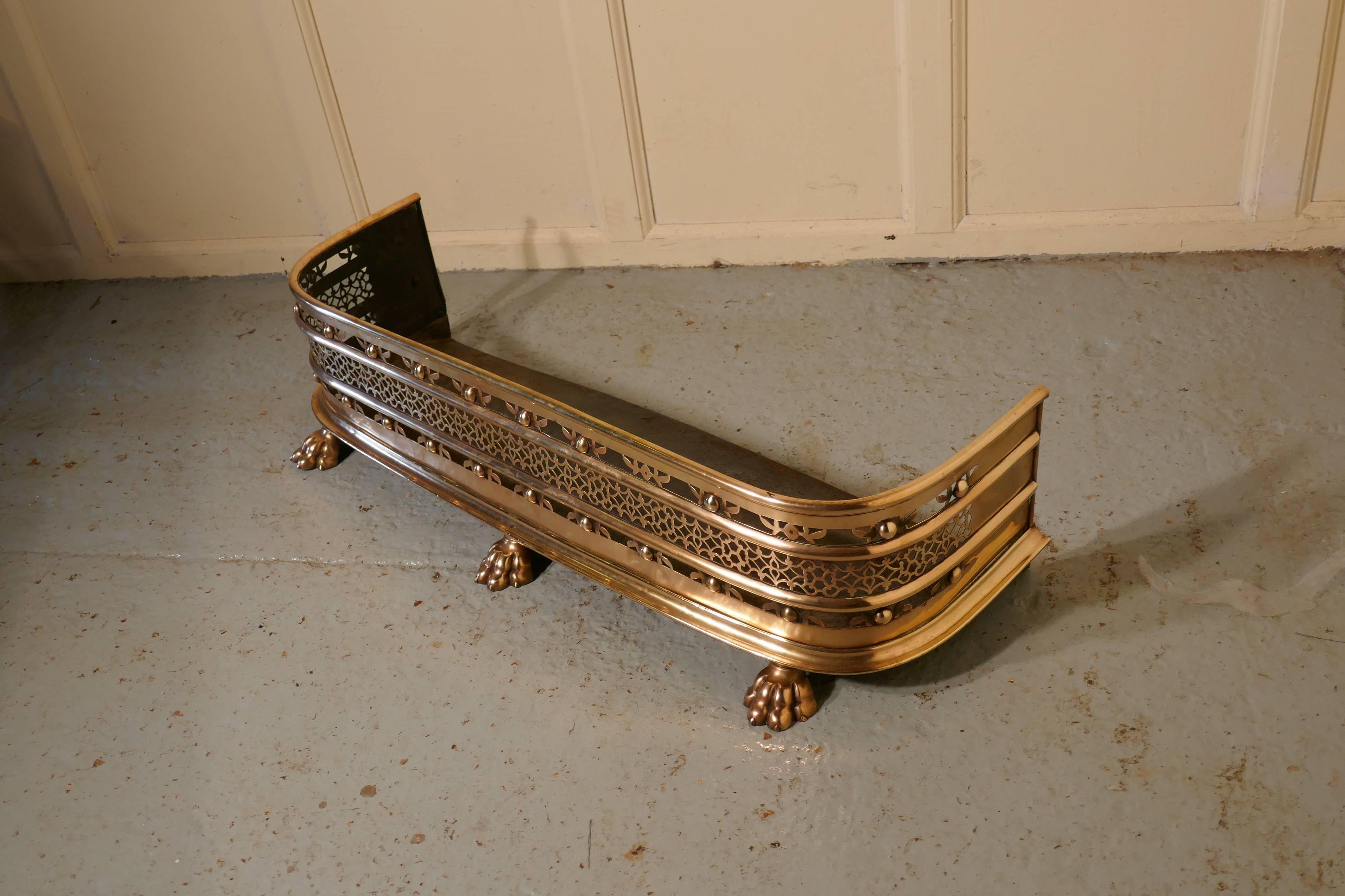 Fine Quality Victorian Pierced Brass Fender In Good Condition In Chillerton, Isle of Wight