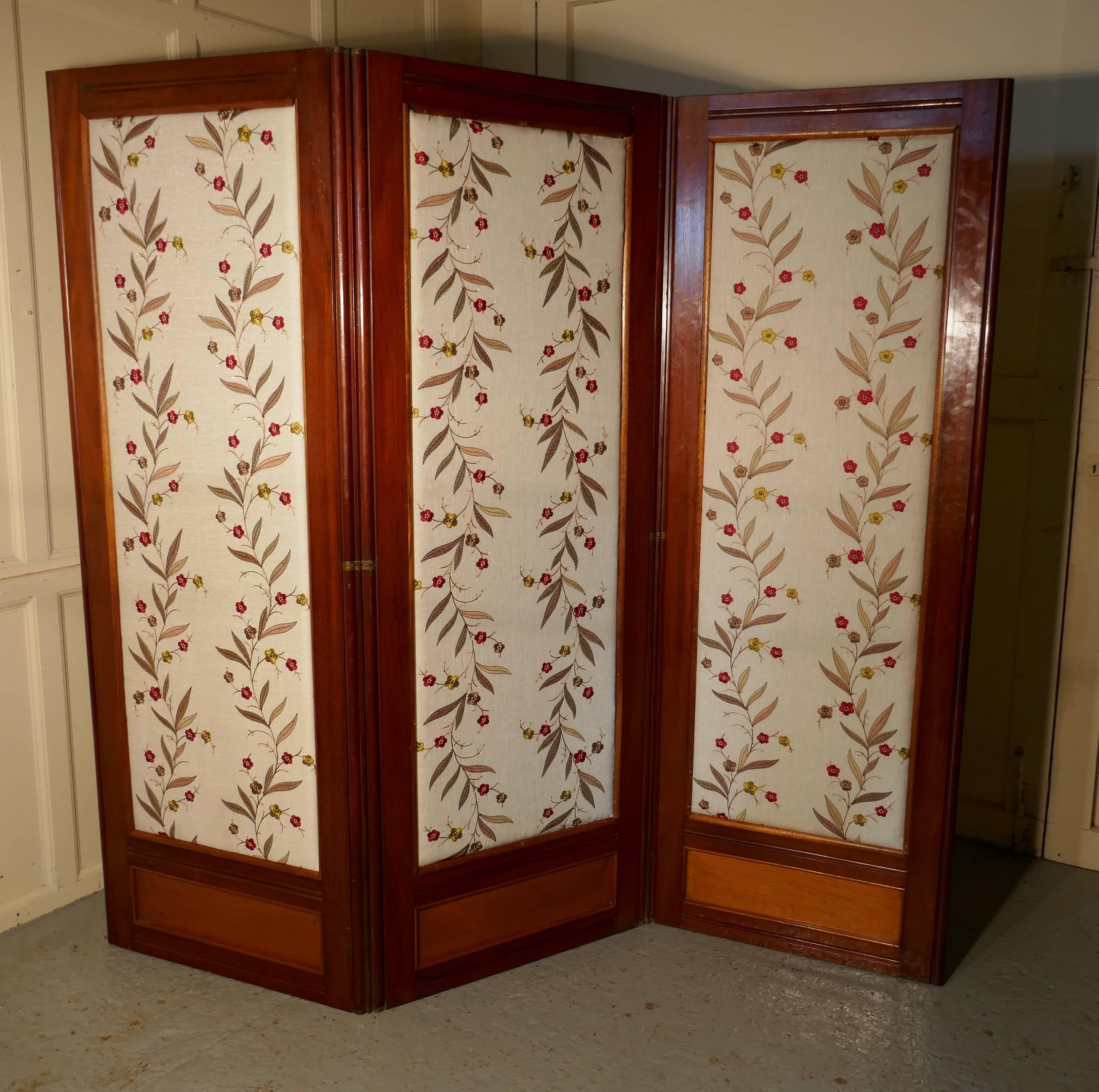 Victorian three-fold mahogany dressing screen with upholstered panels


Victorian three fold mahogany dressing screen, room divider with upholstered panels

This is a superior quality piece, the frame is in very heavy solid mahogany and has