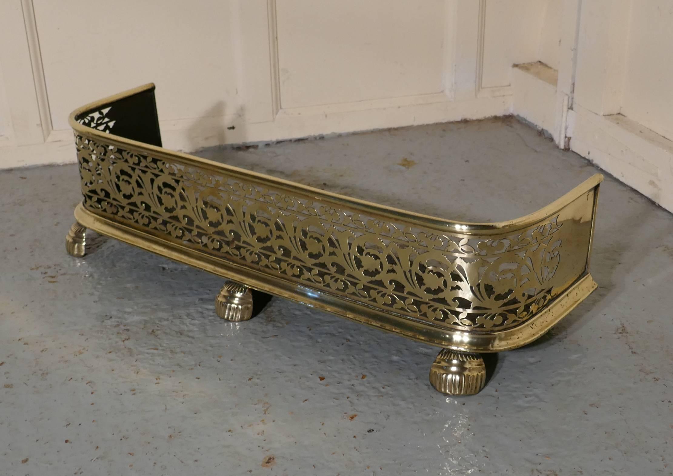 Fine Quality Victorian Arts & Crafts Pierced Brass Fender In Good Condition In Chillerton, Isle of Wight