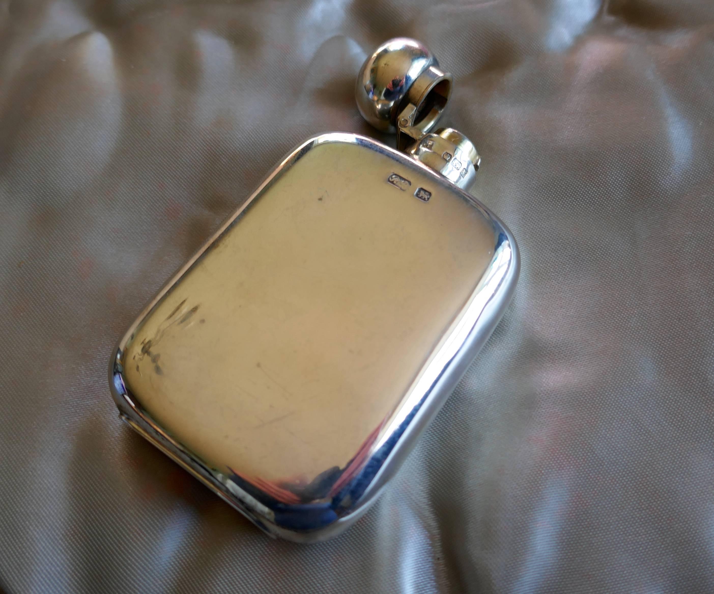 Silver Hall Marked Hip or Pocket Flask, Richard Burbridge Date 1915 In Good Condition In Chillerton, Isle of Wight