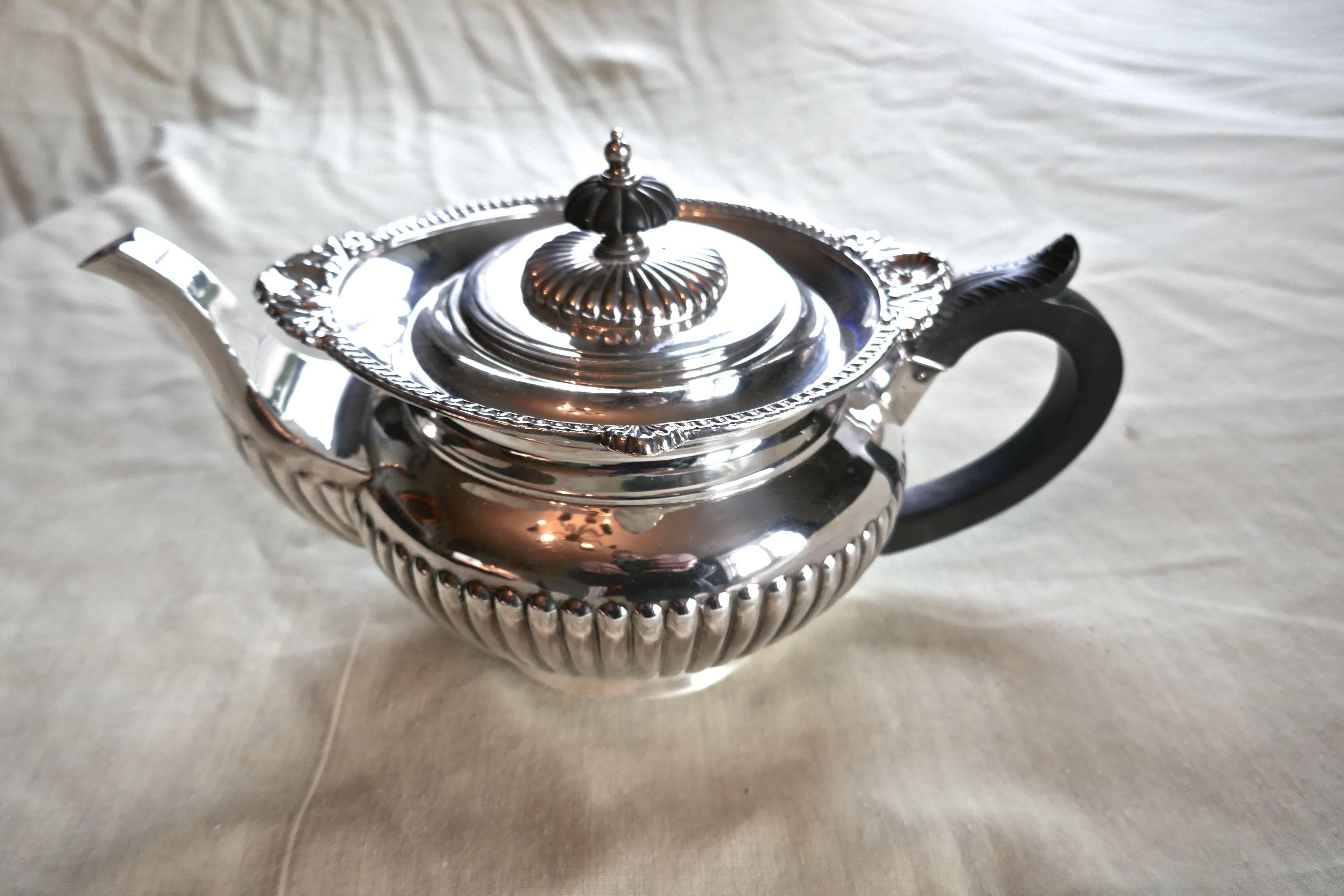  Three-Piece Silver Tea Set by Walker & Hall, Sheffield, 1894 In Good Condition For Sale In Chillerton, Isle of Wight
