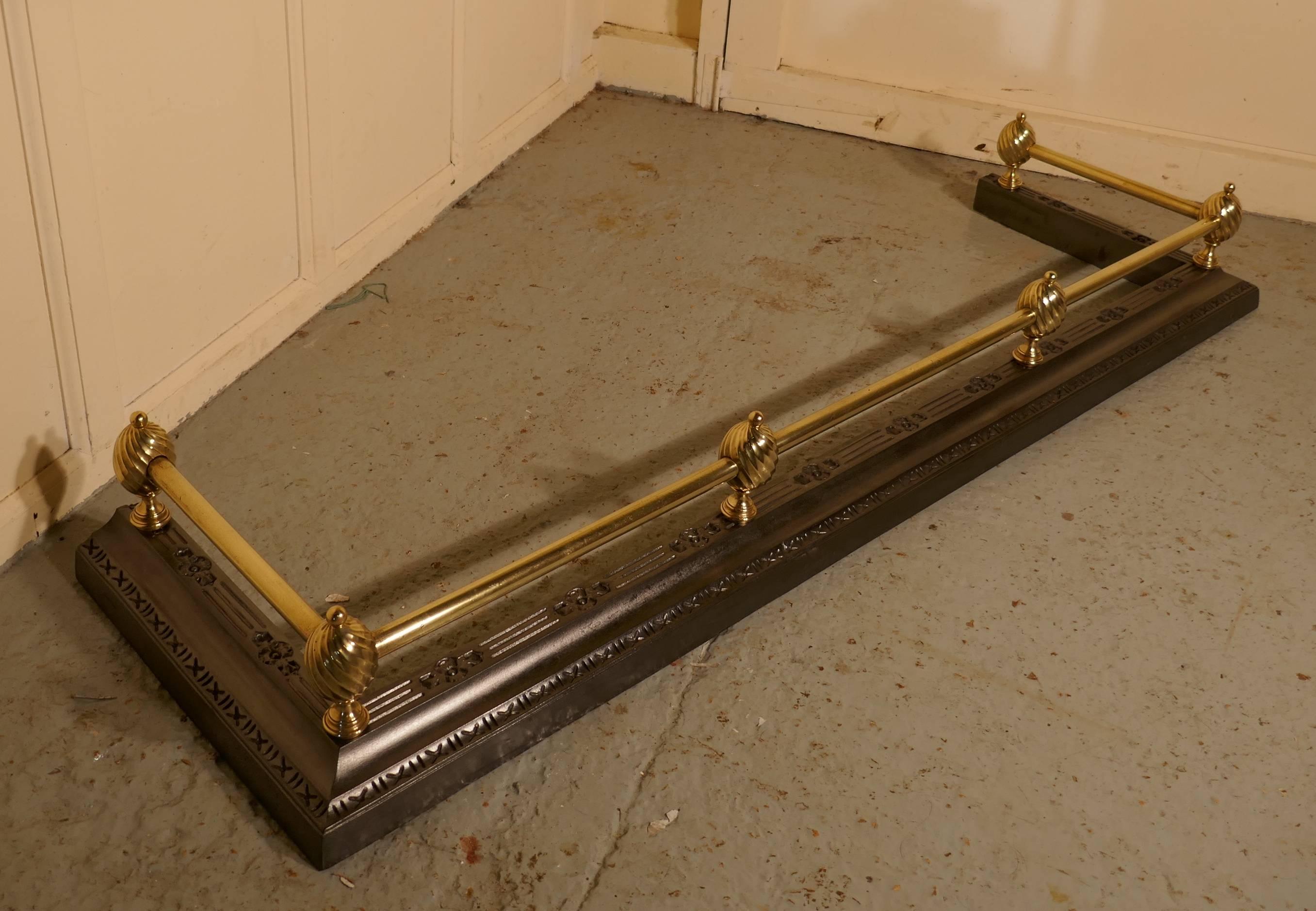 Large Victorian Brass and Polished Steel Fender  In Good Condition In Chillerton, Isle of Wight