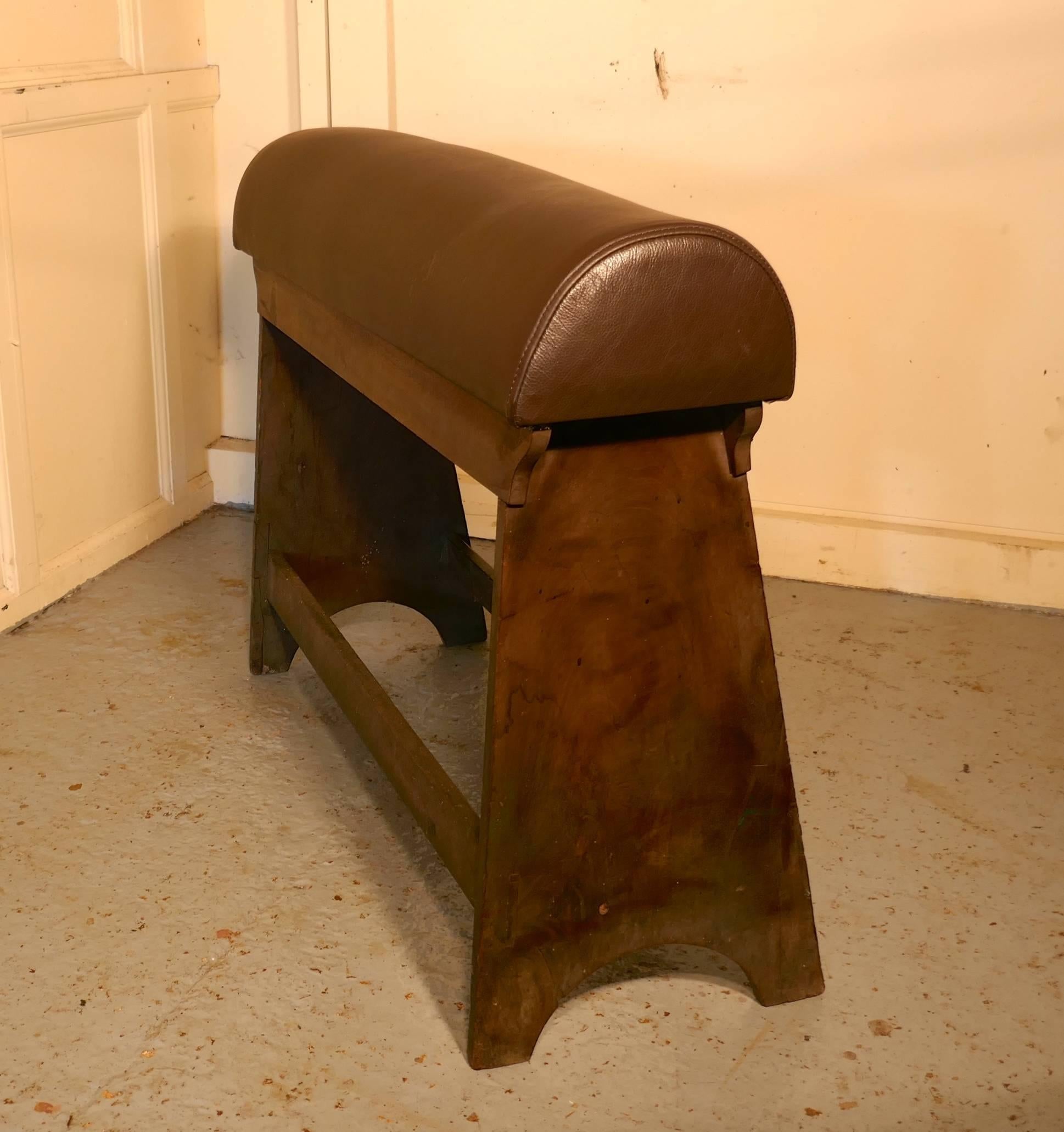 Georgian Mahogany Leather Upholstered Saddle Rack In Good Condition In Chillerton, Isle of Wight