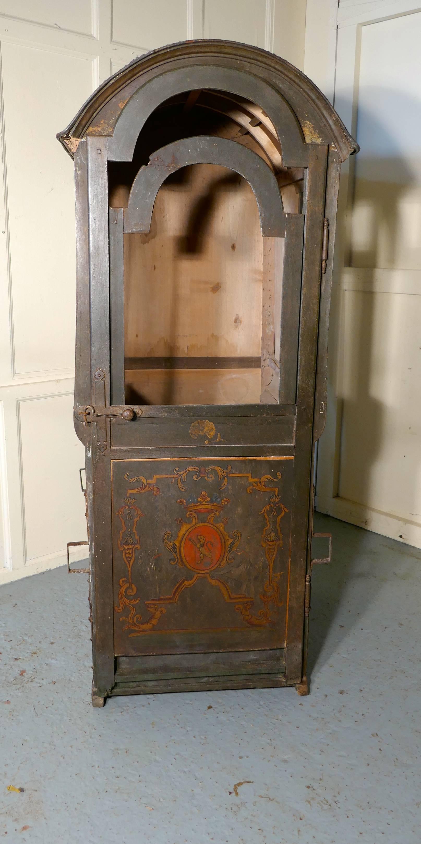 French Château de Chasse, Sedan Chair, Original Unrestored, circa 1740 For Sale 1