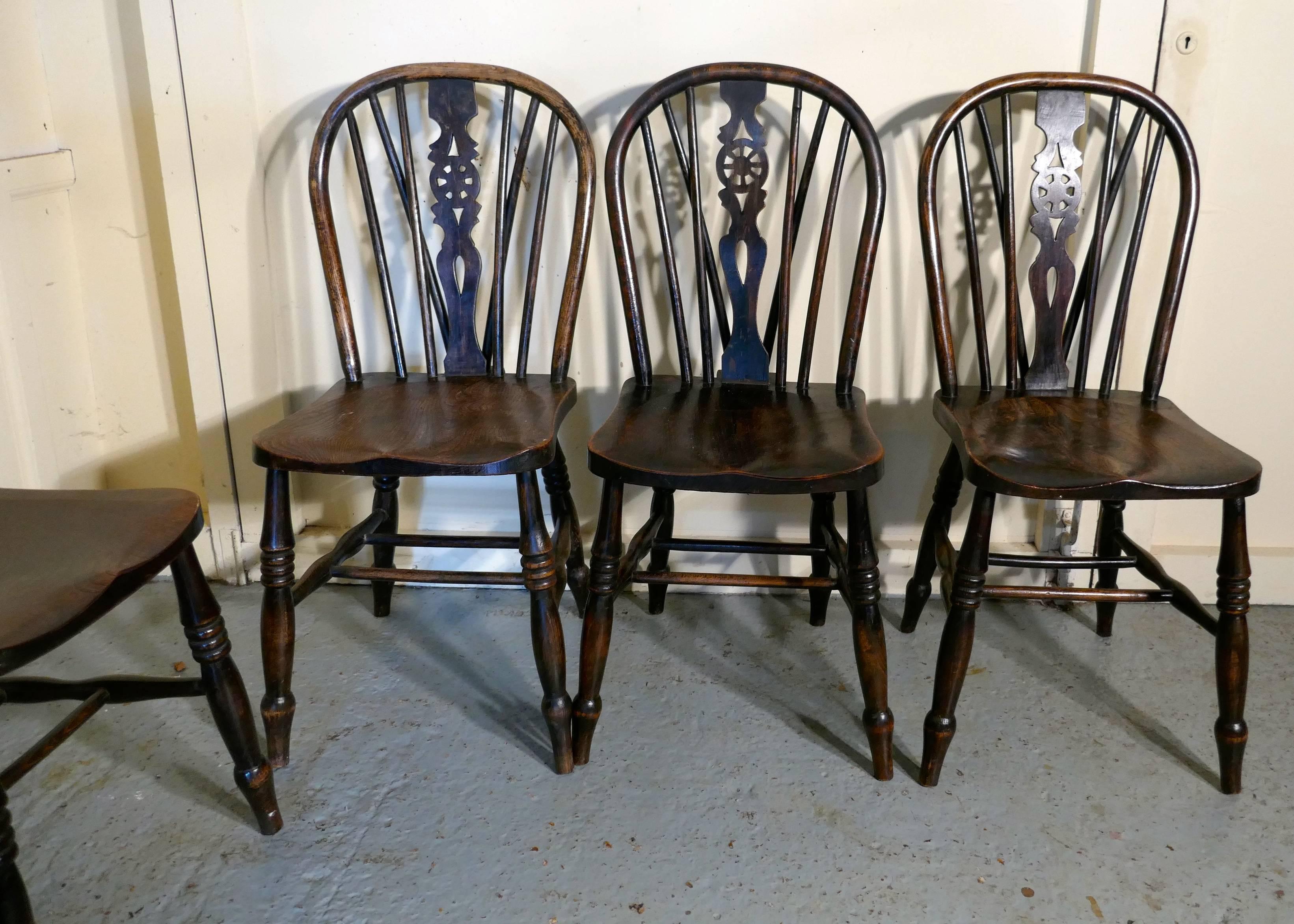 Country Set of Six Early Victorian Beech and Elm Wheel Back Kitchen Chairs