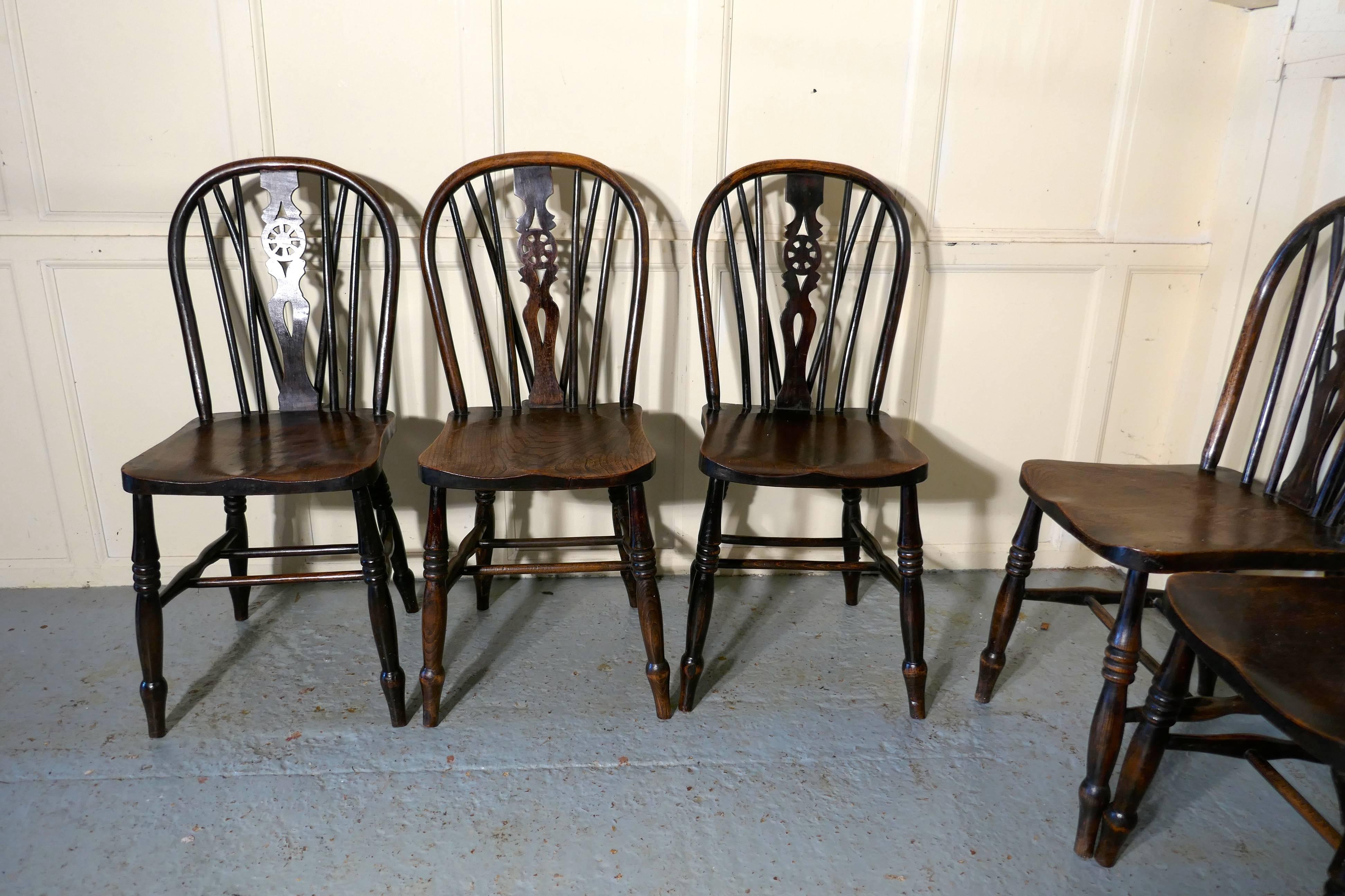 Set of Six Early Victorian Beech and Elm Wheel Back Kitchen Chairs In Good Condition In Chillerton, Isle of Wight