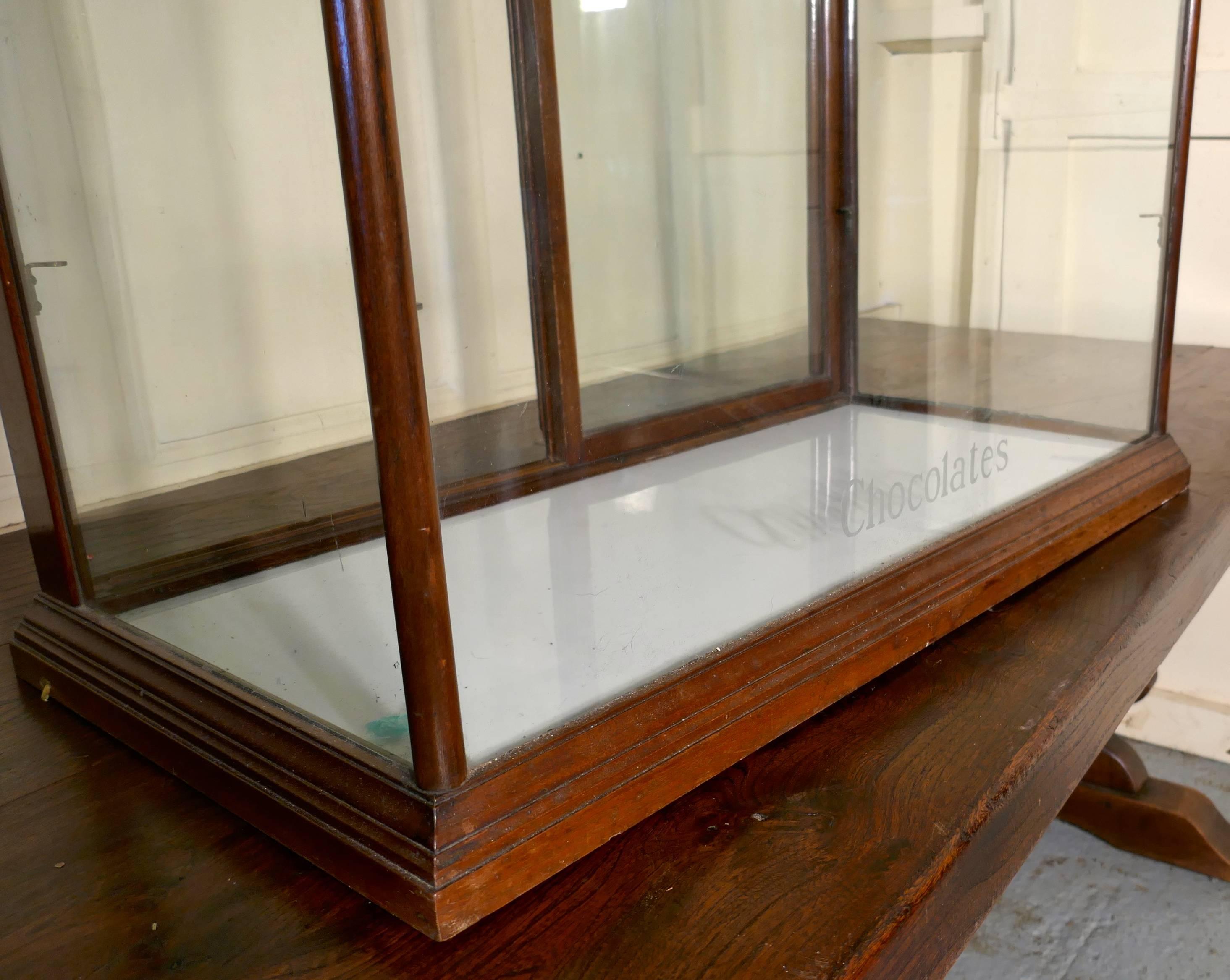 Industriel Vitrine du magasin de bonbons Cadbury's 2900s en vente