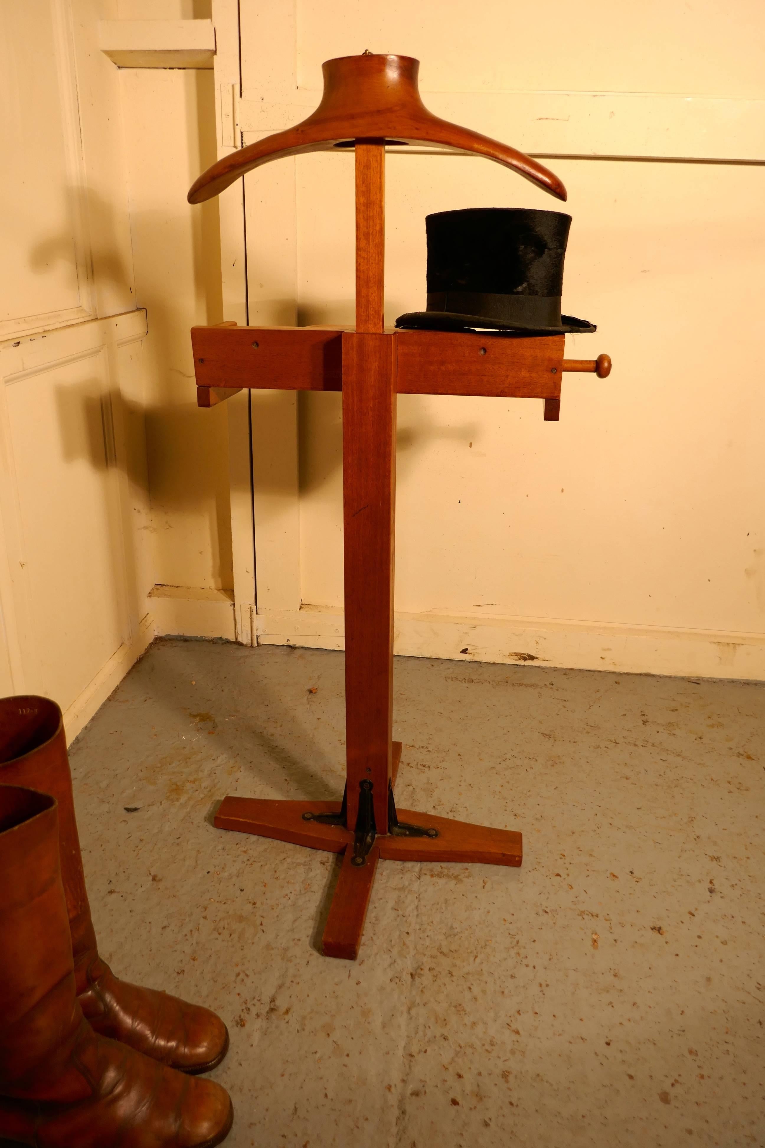 Gentleman’s suit hanger or nightstand, dumb butler
A very useful piece, the hanger or clothes stand is made in Golden Beech, the Coat hanger has a height adjustment and below there is a trouser hanging rail with a shelf which has cufflink and