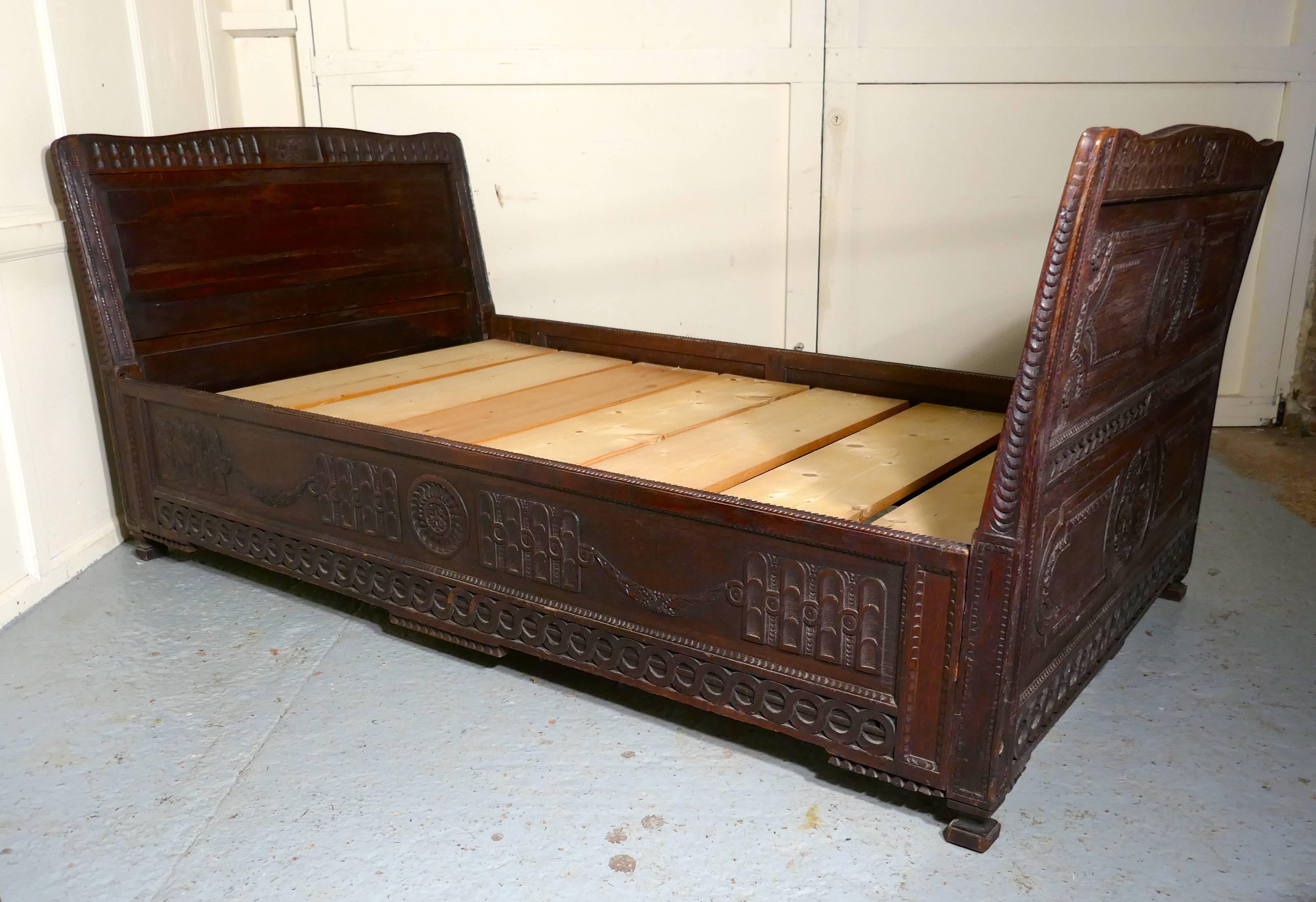 19th Century Carved Oak Day Bed or Ships Sleigh Bed In Good Condition In Chillerton, Isle of Wight