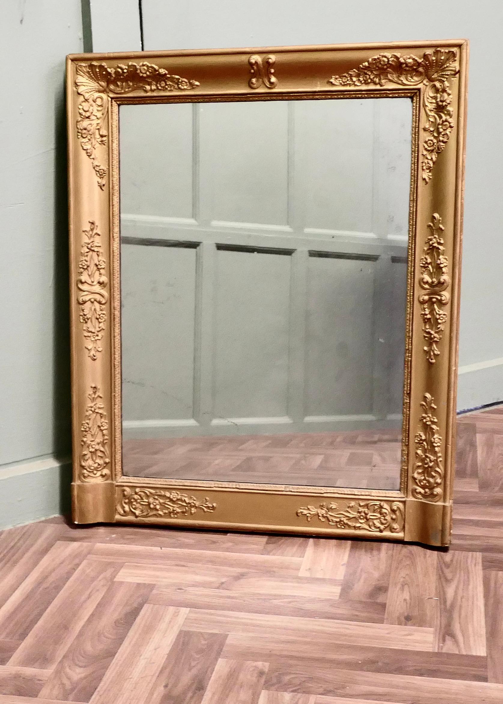 Provincial français Miroir mural, trumeau doré français  C'est une pièce très attrayante en vente