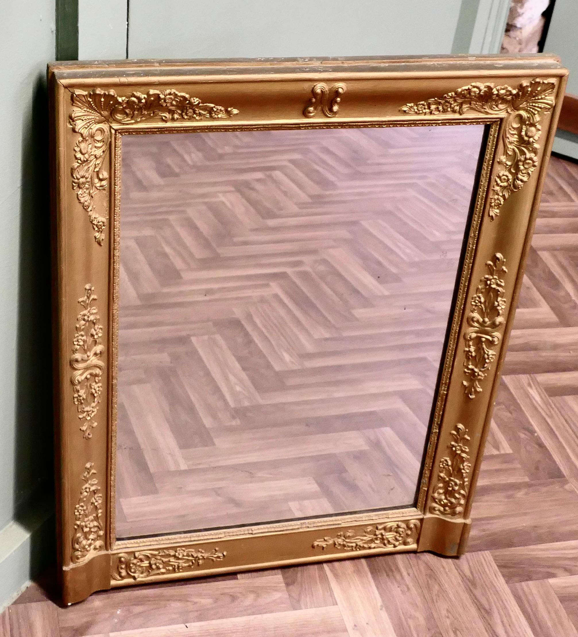 Miroir mural, trumeau doré français  C'est une pièce très attrayante Bon état - En vente à Godshill, Isle of Wight