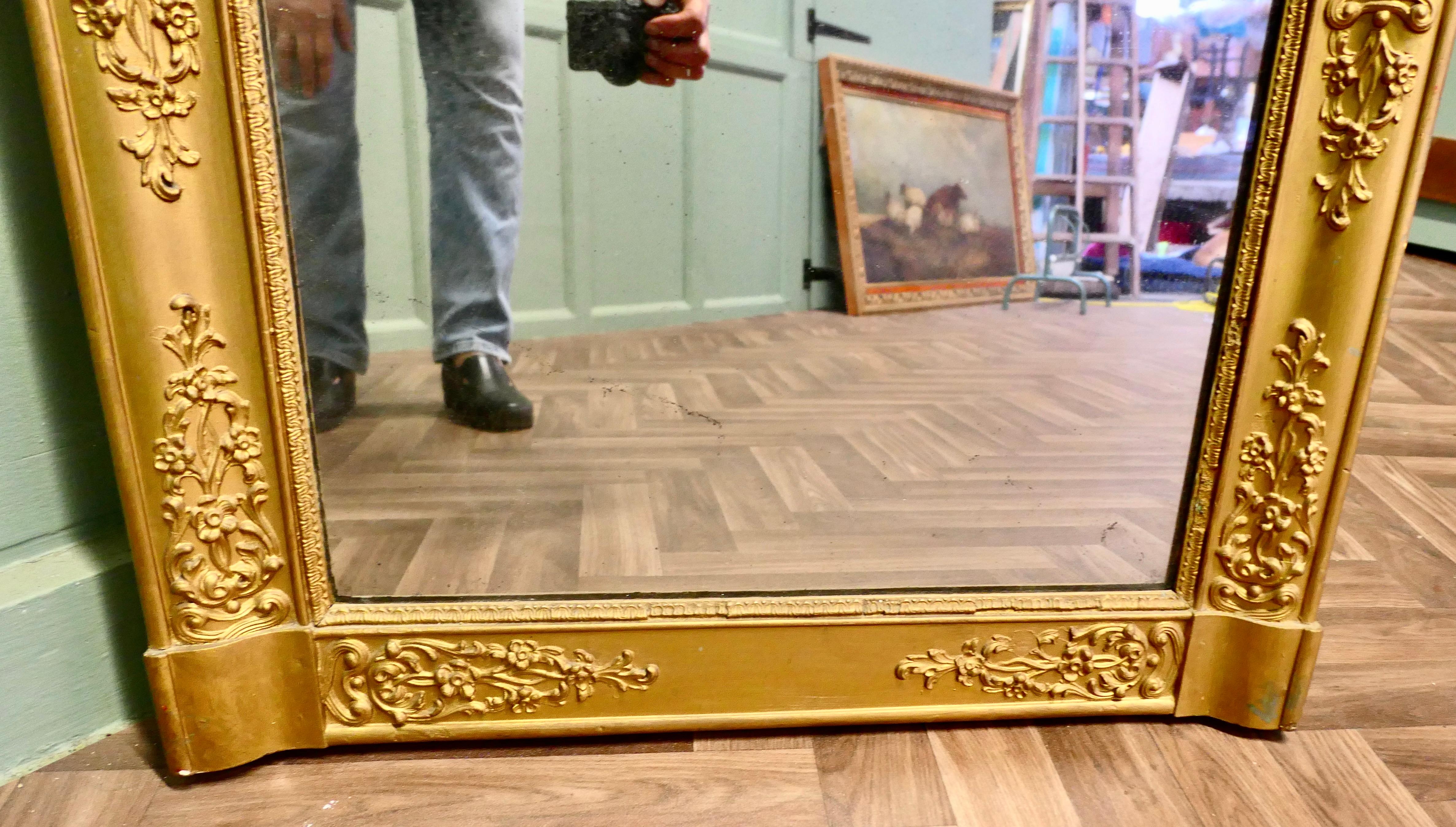 XIXe siècle Miroir mural, trumeau doré français  C'est une pièce très attrayante en vente