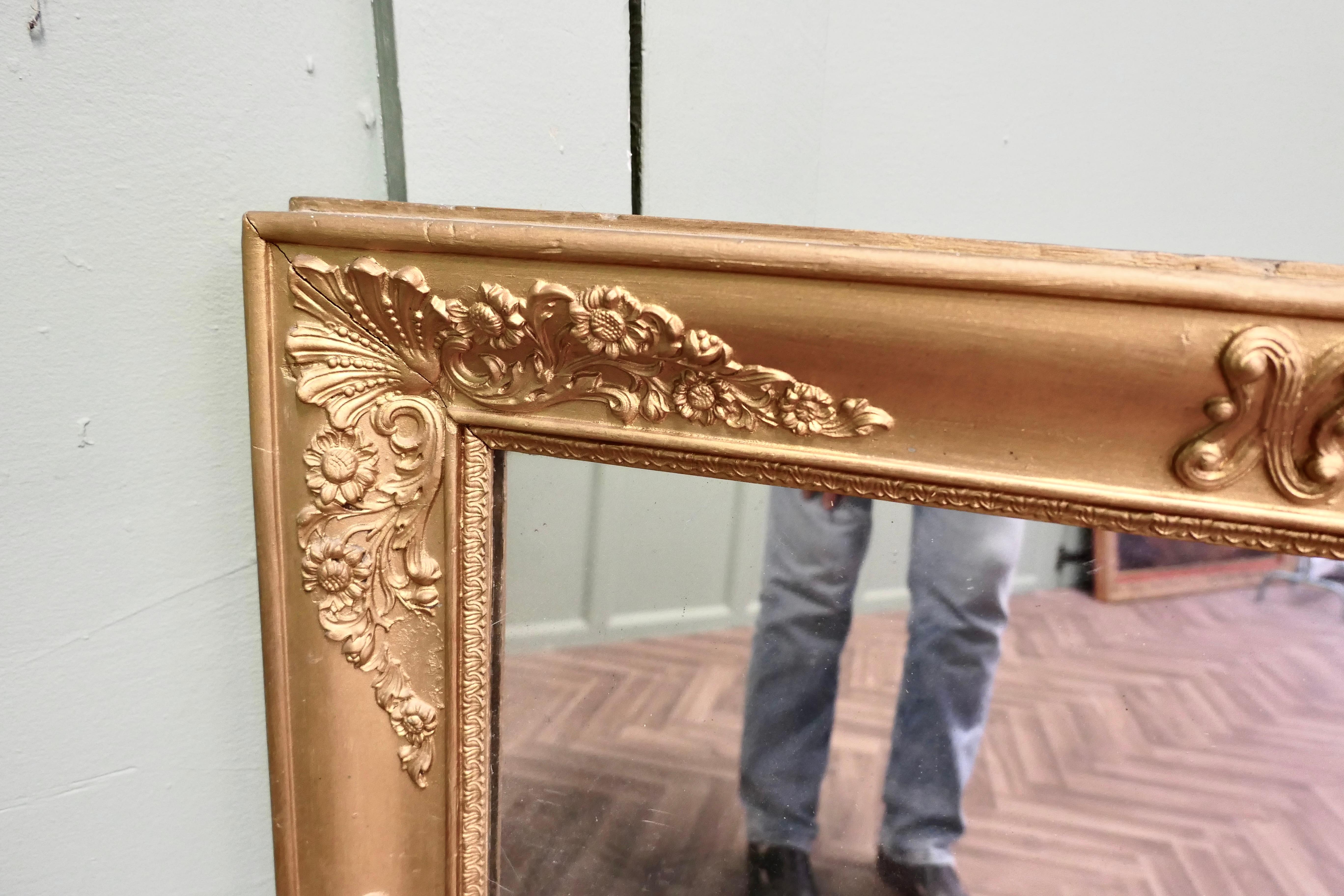 Bois doré Miroir mural, trumeau doré français  C'est une pièce très attrayante en vente