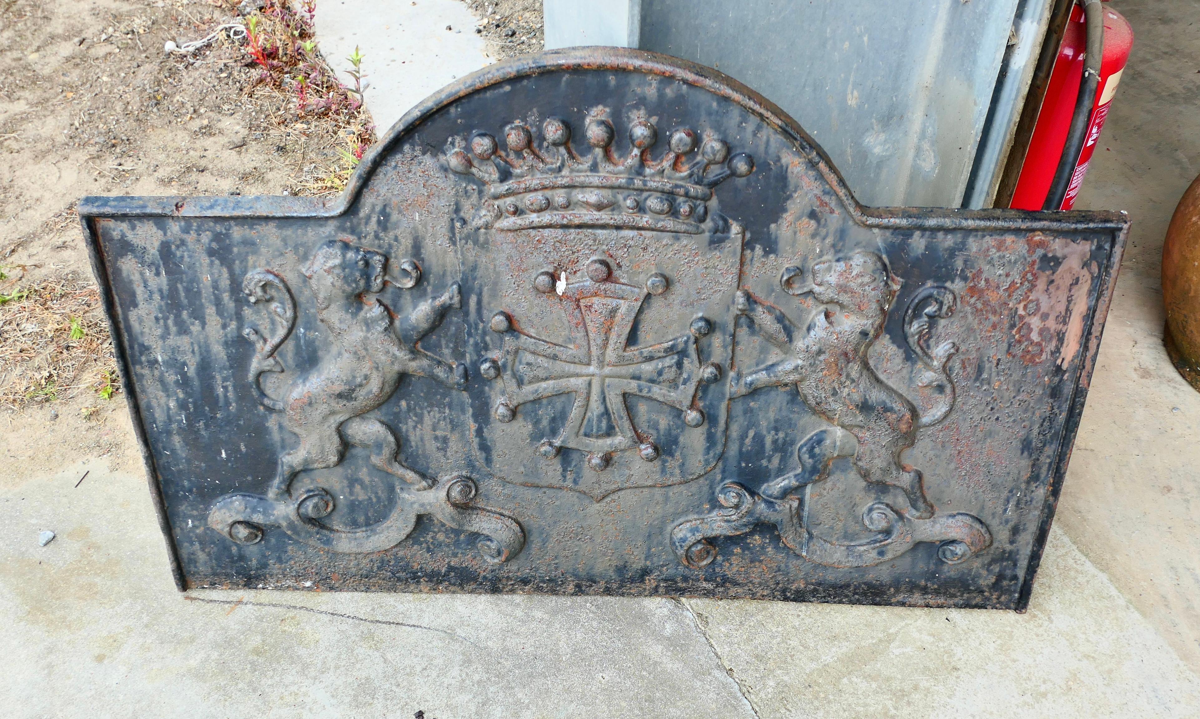 Arch Top Fire Back, Crown, Shield, Cross and Lions In Good Condition For Sale In Godshill, Isle of Wight