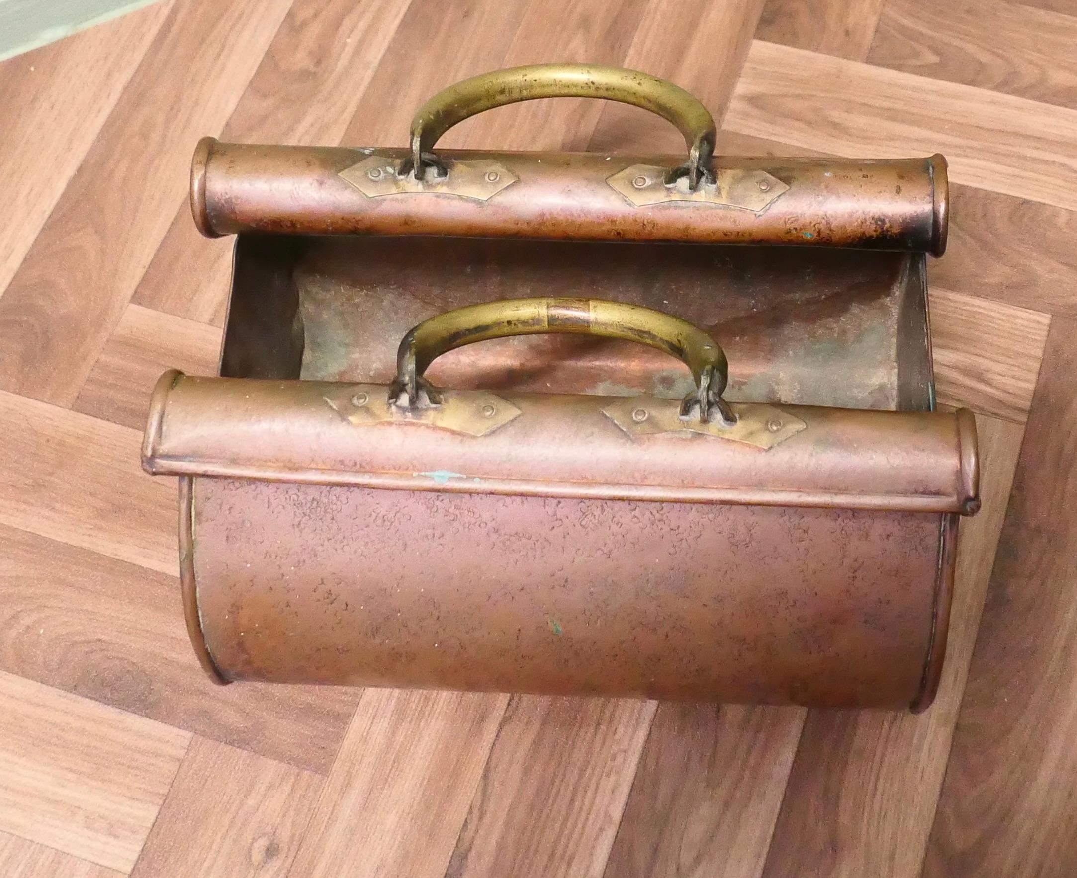 Metà XX secolo Borsa Gladstone in rame, fioriera di Arts and Crafts Un pezzo super artigianale in vendita