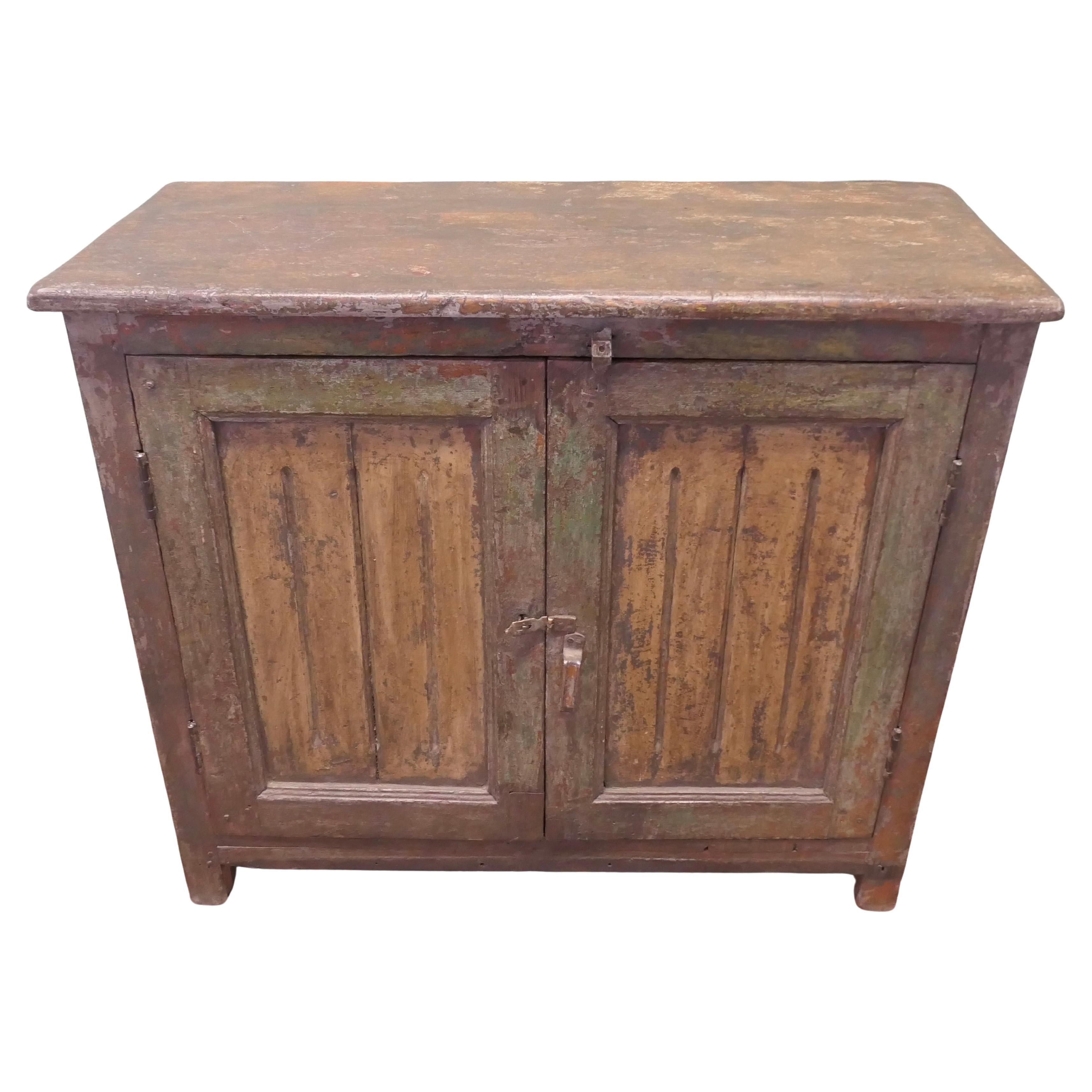 Armoire lourde en pin ancien peint du sud de la France  Magnifiquement usé par le temps