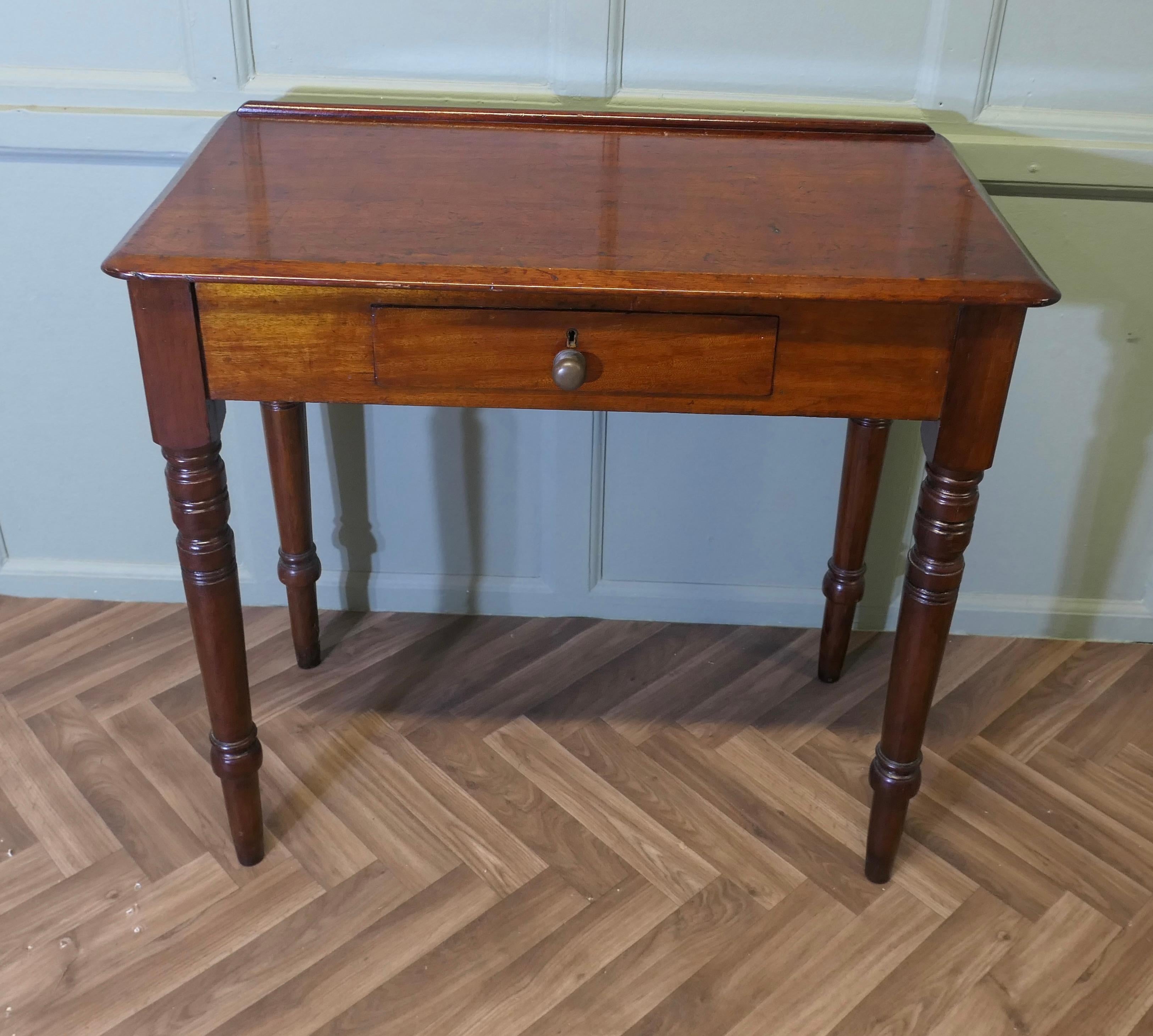 A Small Victorian Mahogany Hall Table or Reception Table In Good Condition For Sale In Godshill, Isle of Wight