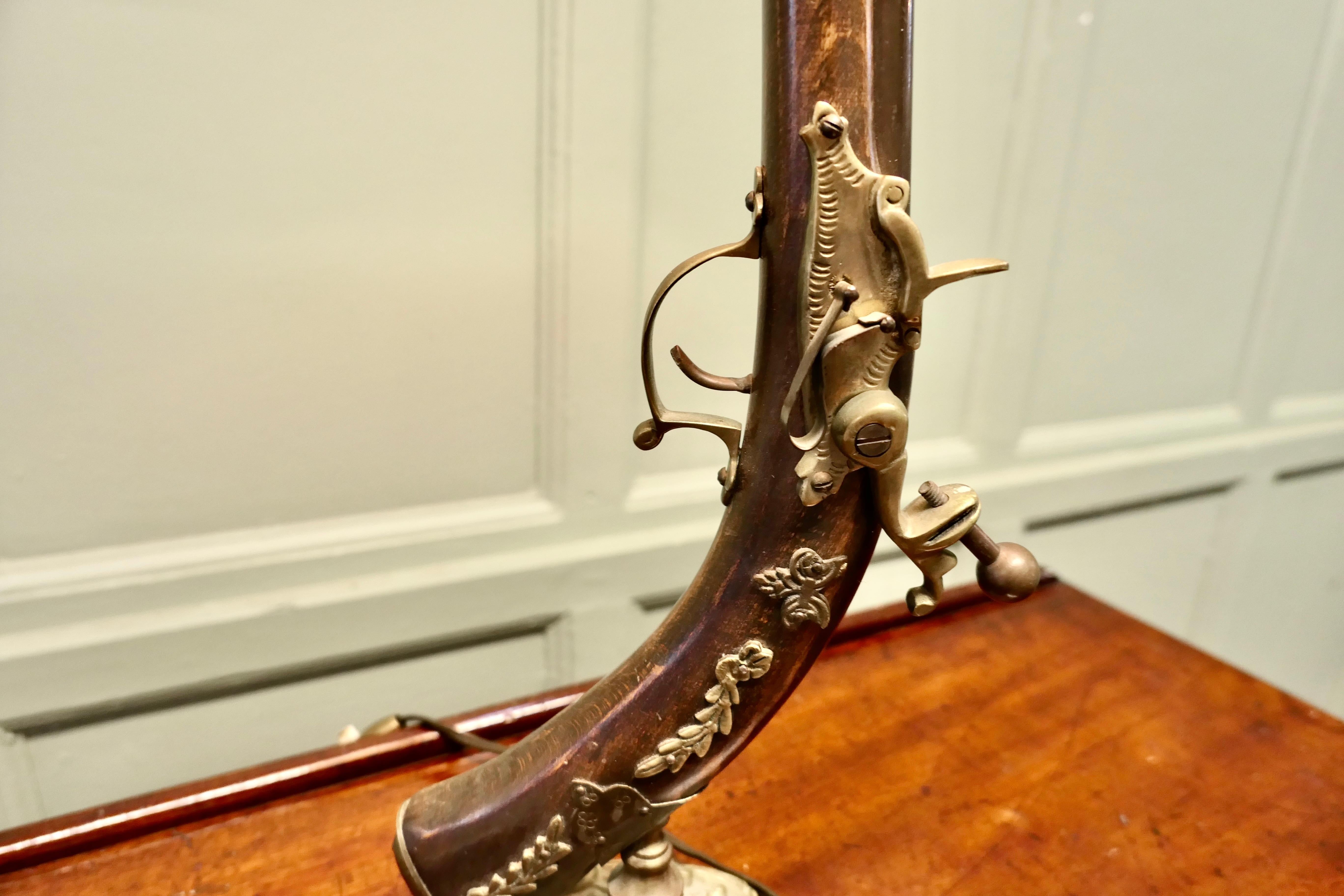 Quirky Hunting & Shooting Table Lamp In Good Condition For Sale In Godshill, Isle of Wight