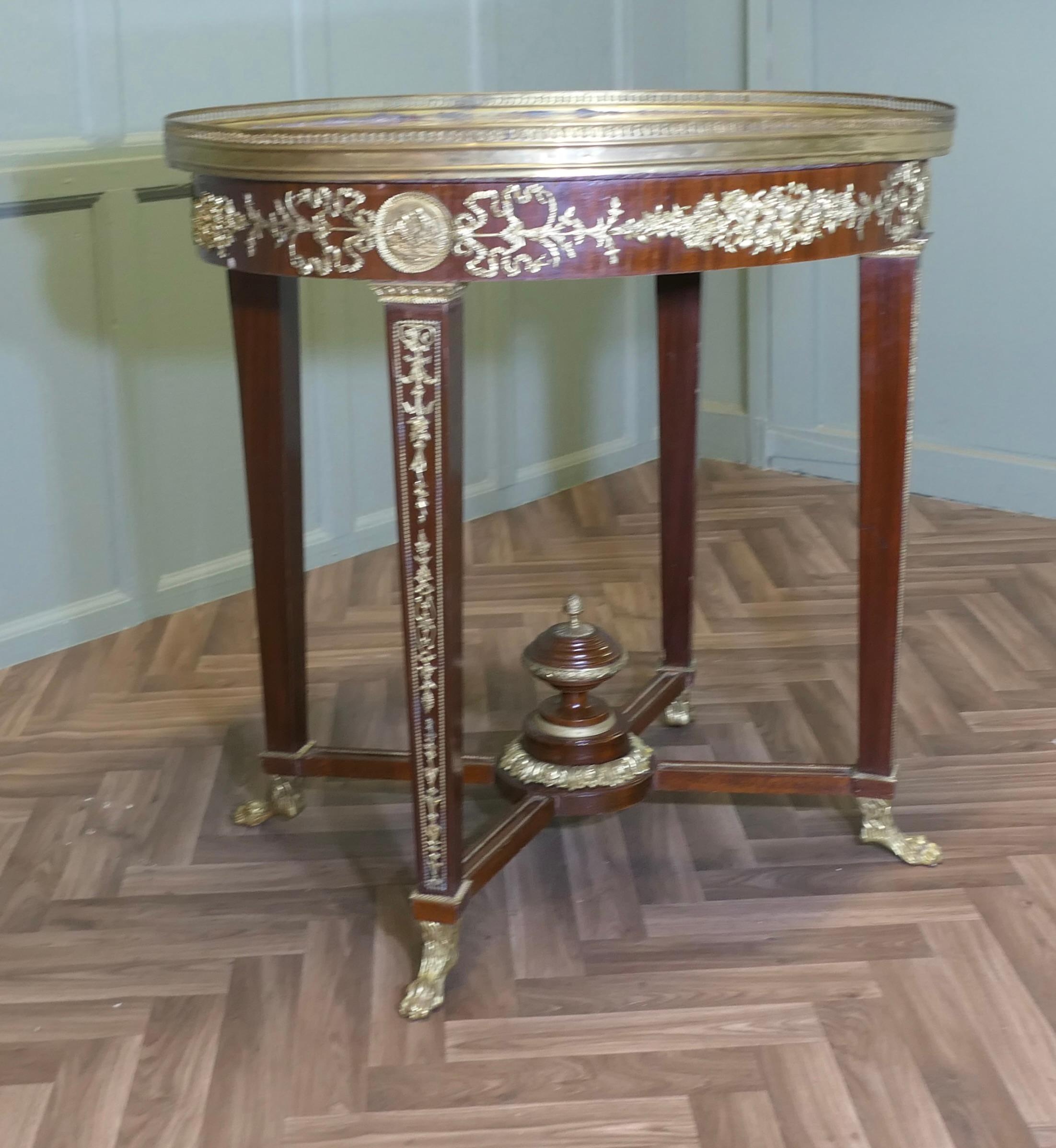 Marbre Table centrale ovale de style Empire français Une pièce étonnante en vente