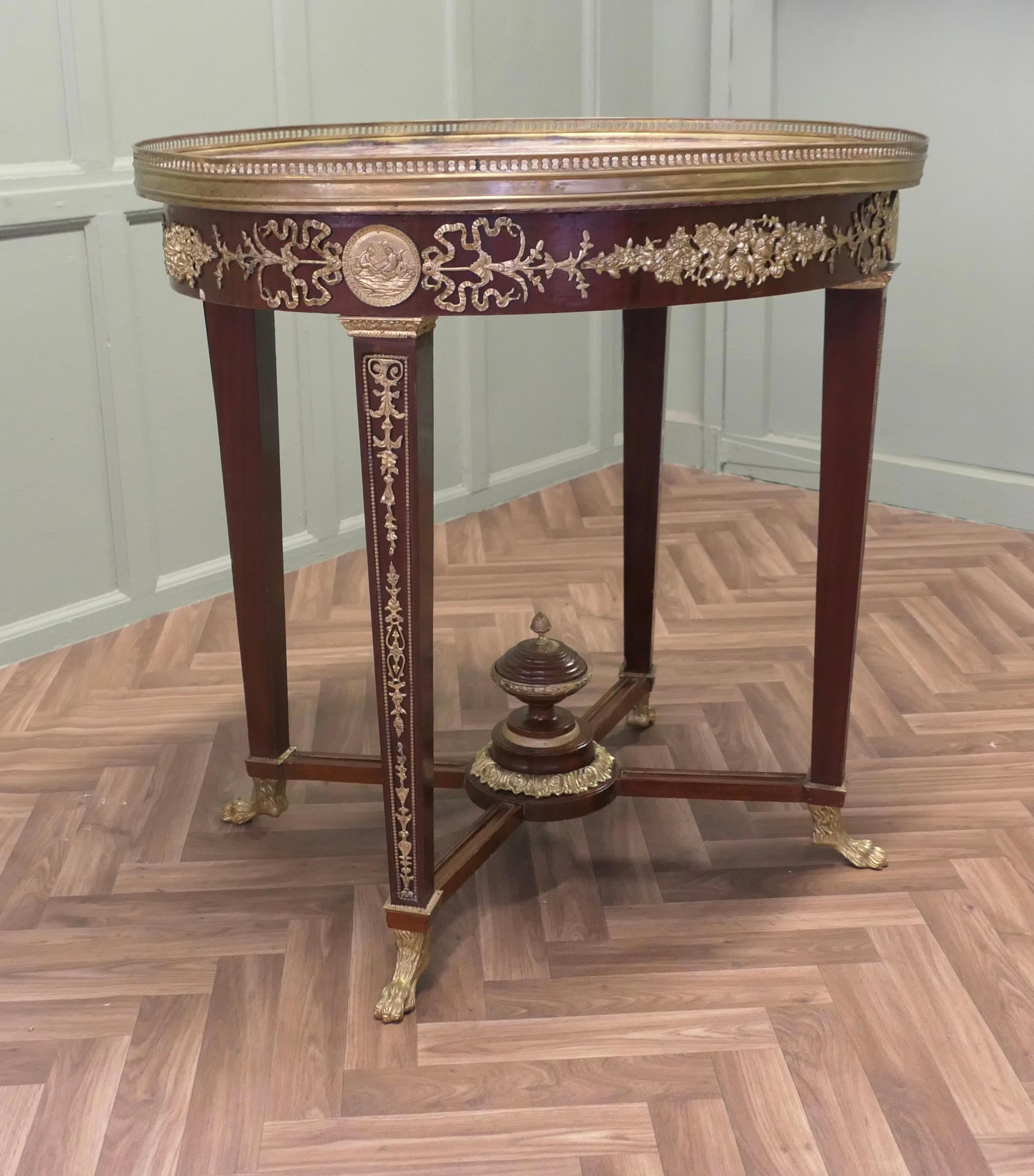 Table centrale ovale de style Empire français Une pièce étonnante Bon état - En vente à Godshill, Isle of Wight