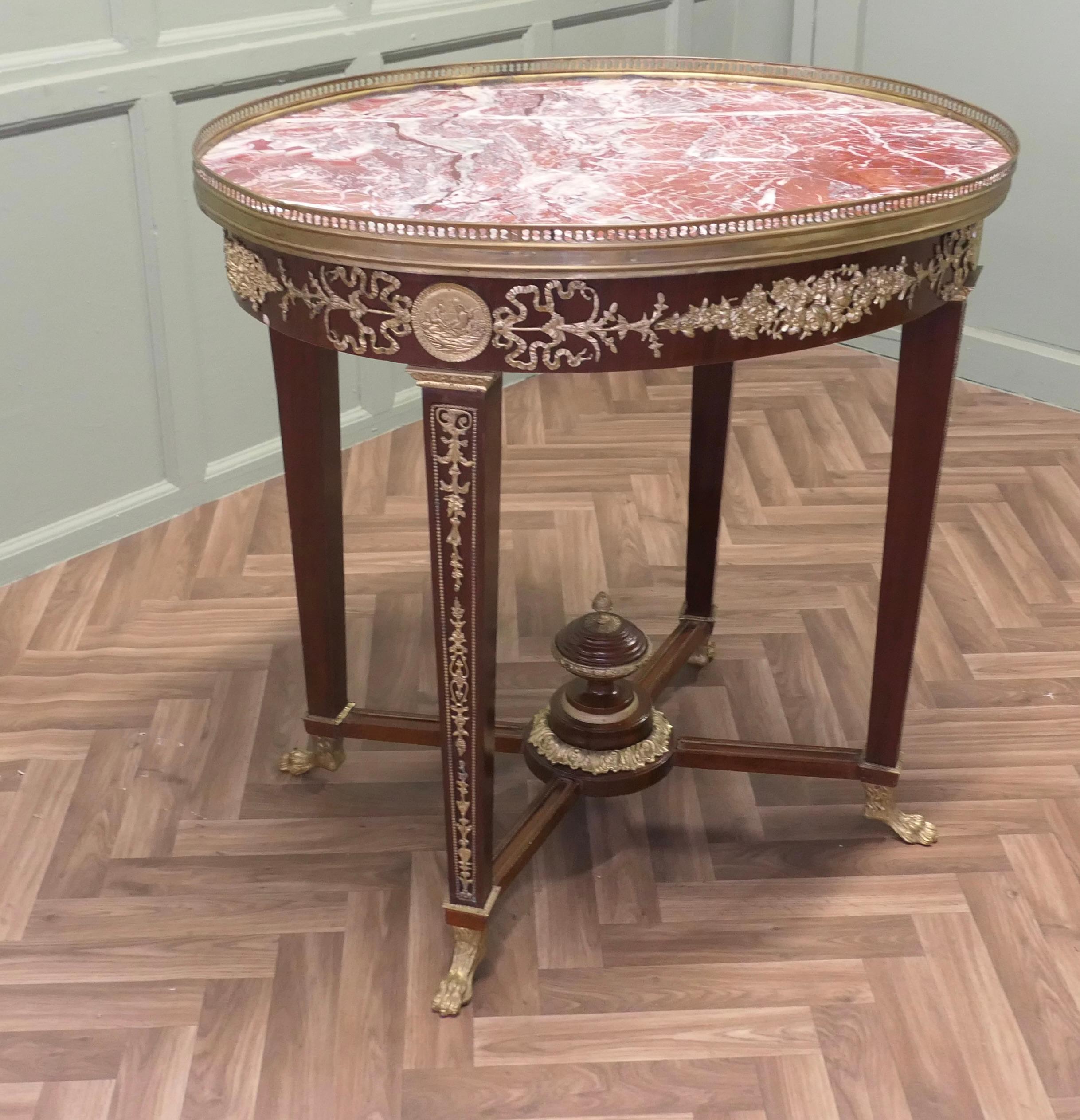 Table centrale ovale de style Empire français Une pièce étonnante en vente 1