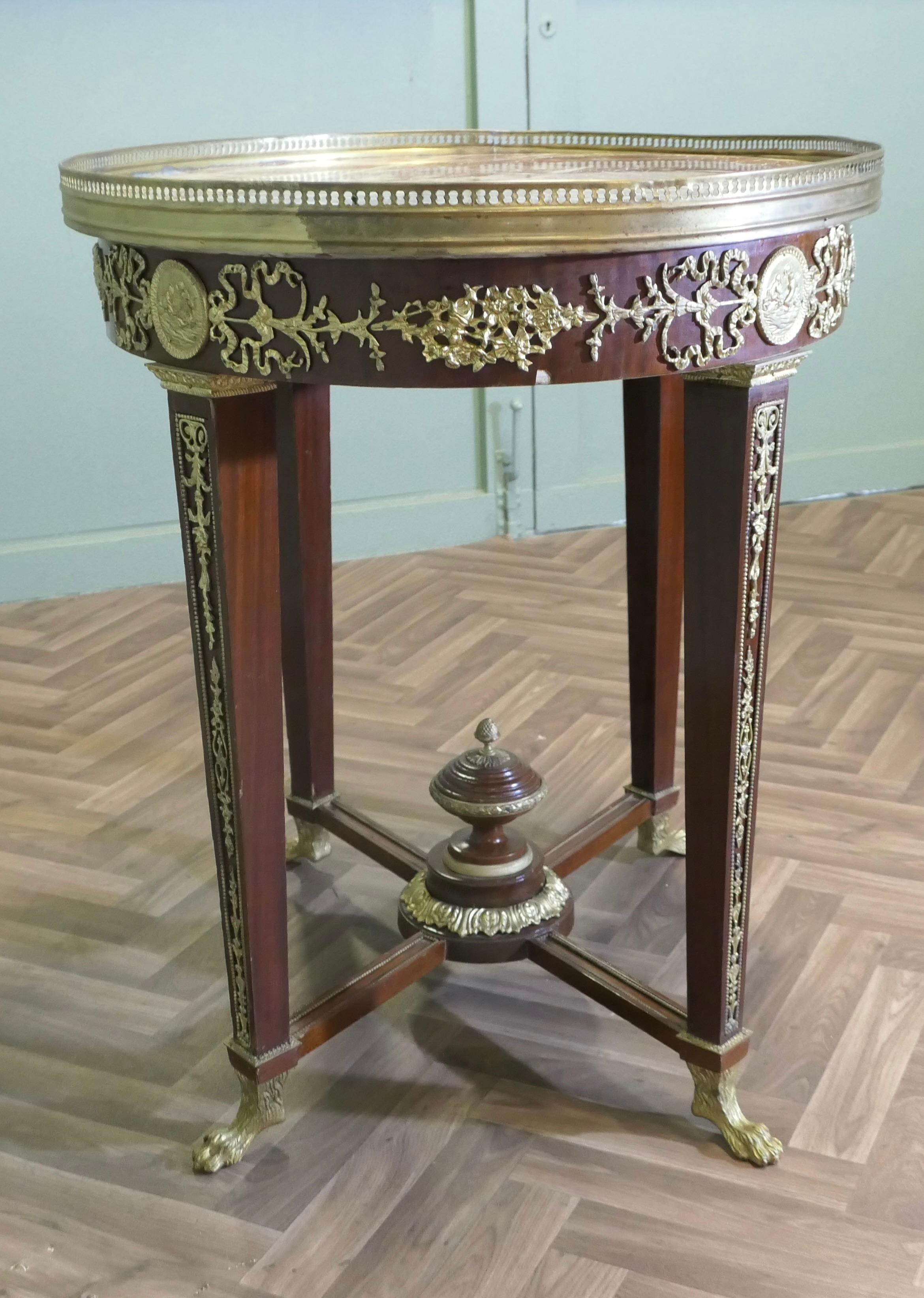 Table centrale ovale de style Empire français Une pièce étonnante en vente 2