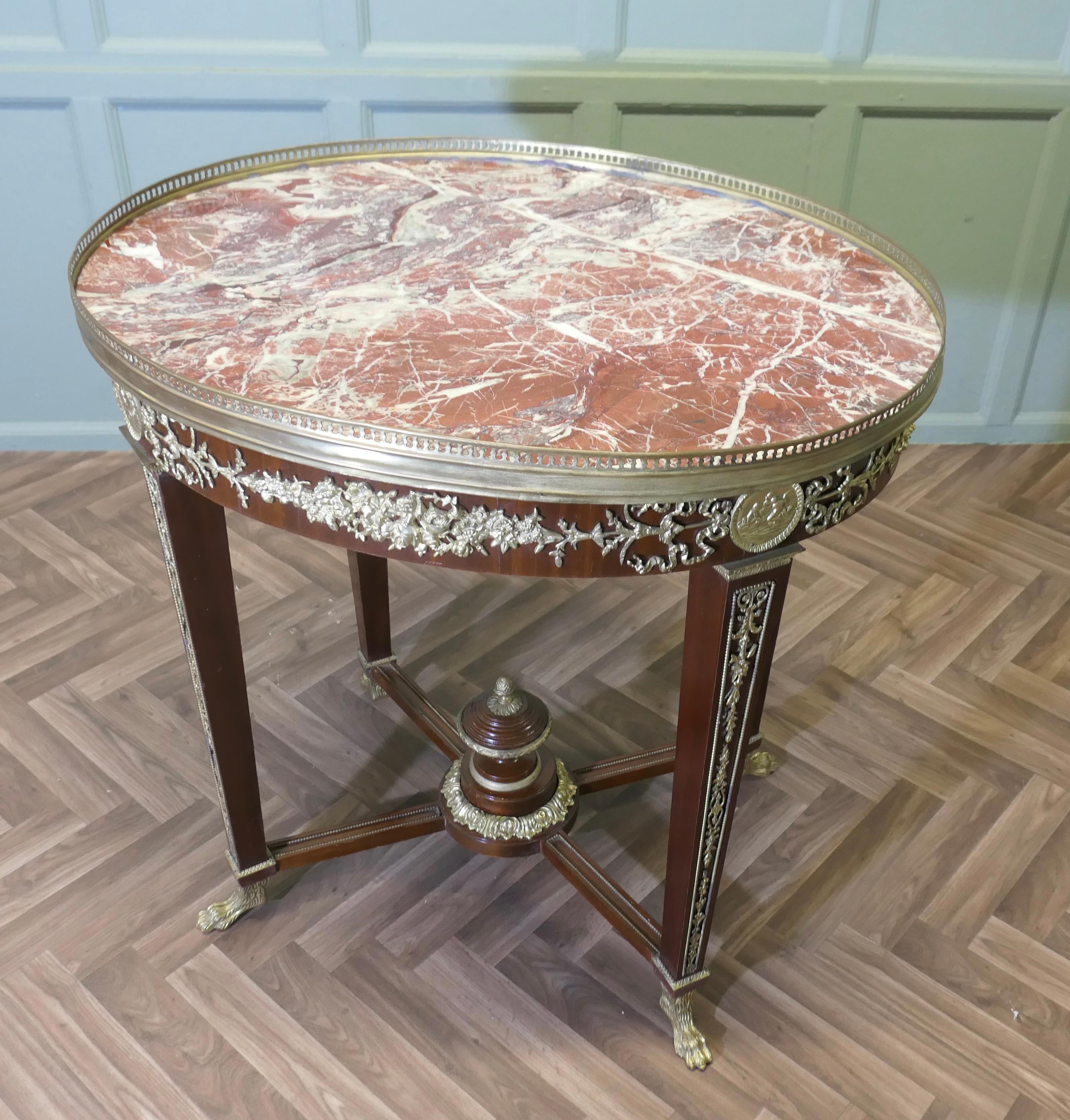 Table centrale ovale de style Empire français
Une pièce étonnante, la table est faite en noyer, c'est un grand ovale, le dessus de la table est fait de marbre Rosso Levanto et serti d'une galerie en laiton percée au-dessus d'un tablier décoré de