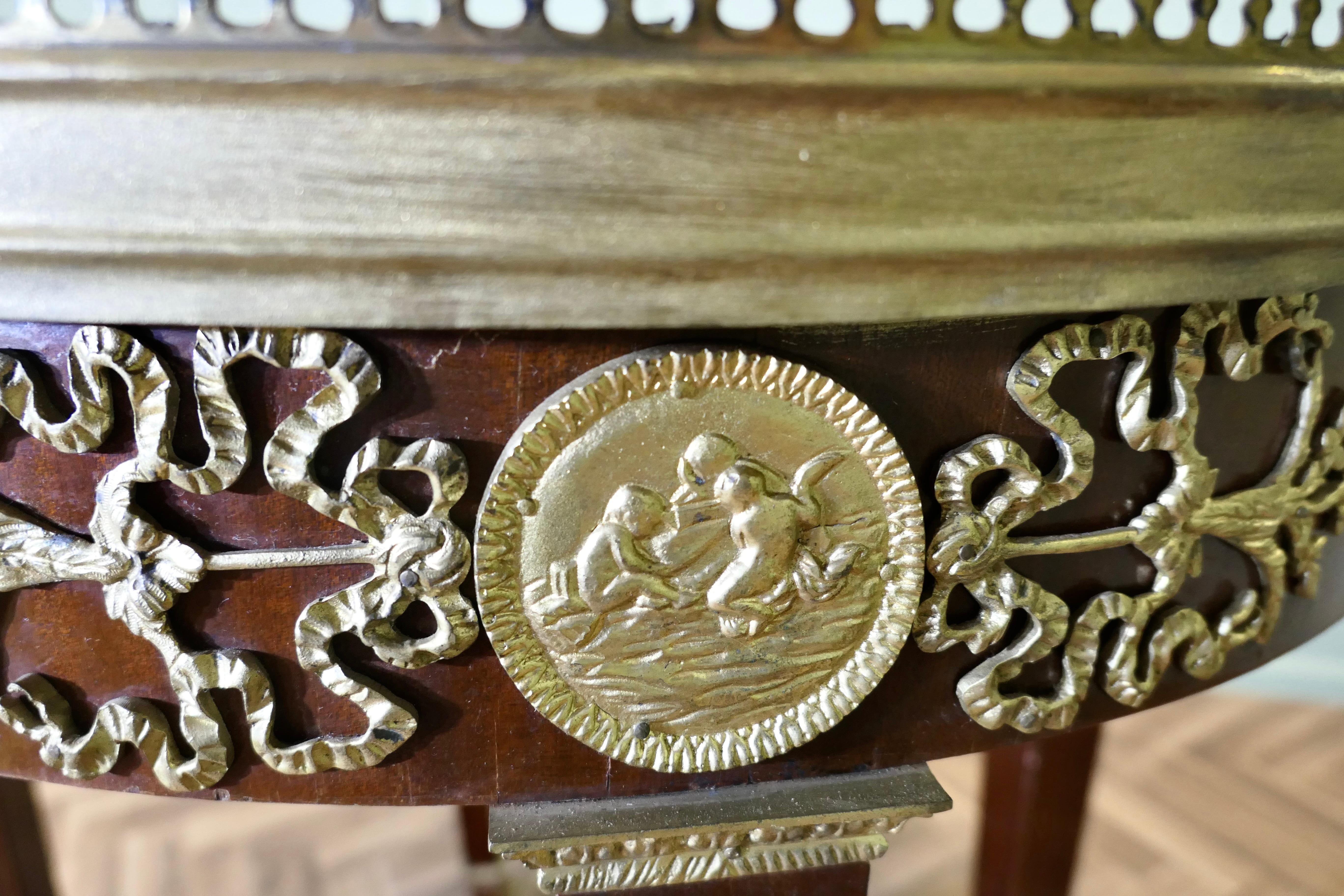 Début du 20ème siècle Table centrale ovale de style Empire français Une pièce étonnante en vente