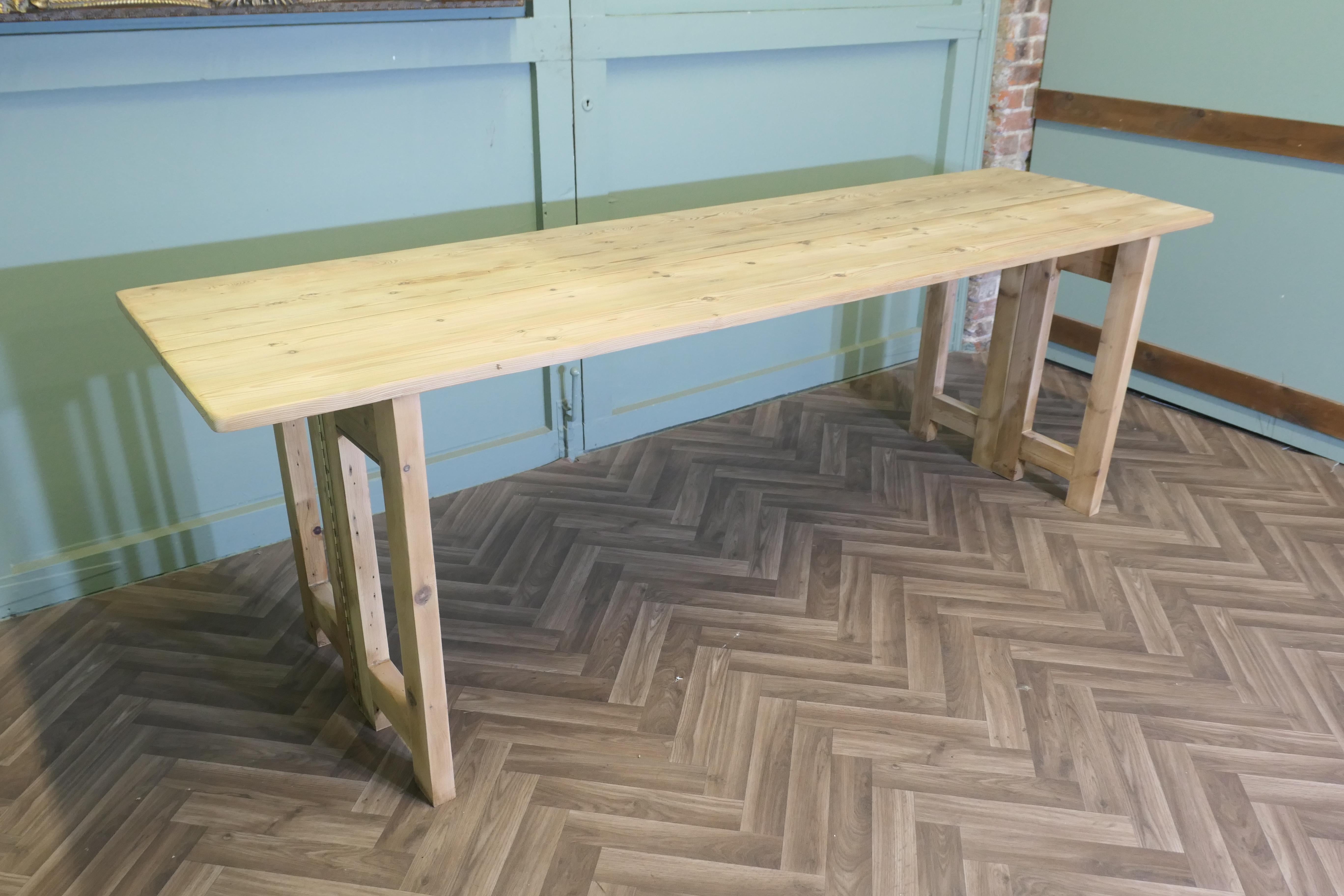 A Very Long Extending Pine Dining Table In Good Condition For Sale In Godshill, Isle of Wight