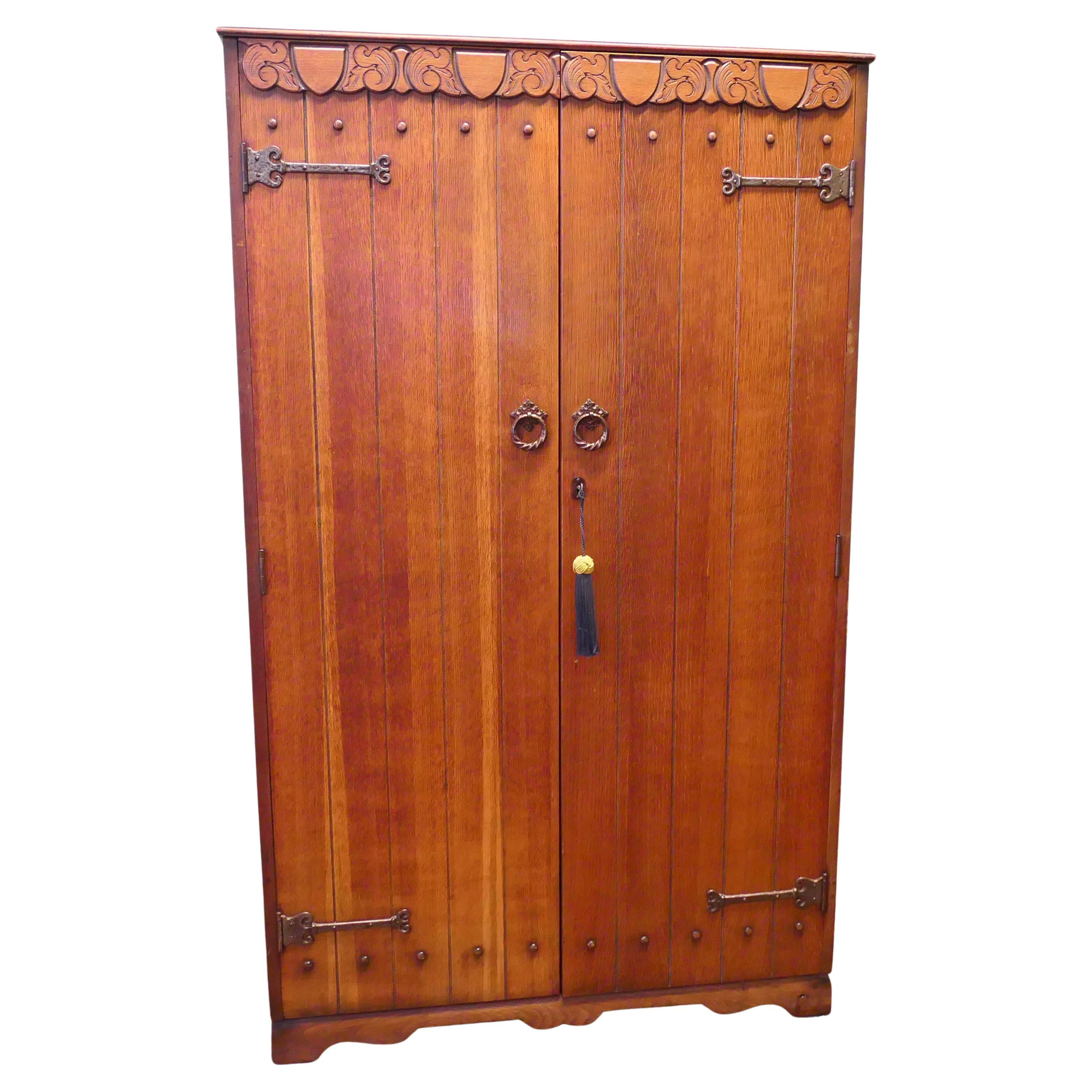 Armadio per gentiluomini Arts and Crafts Compactum in vendita