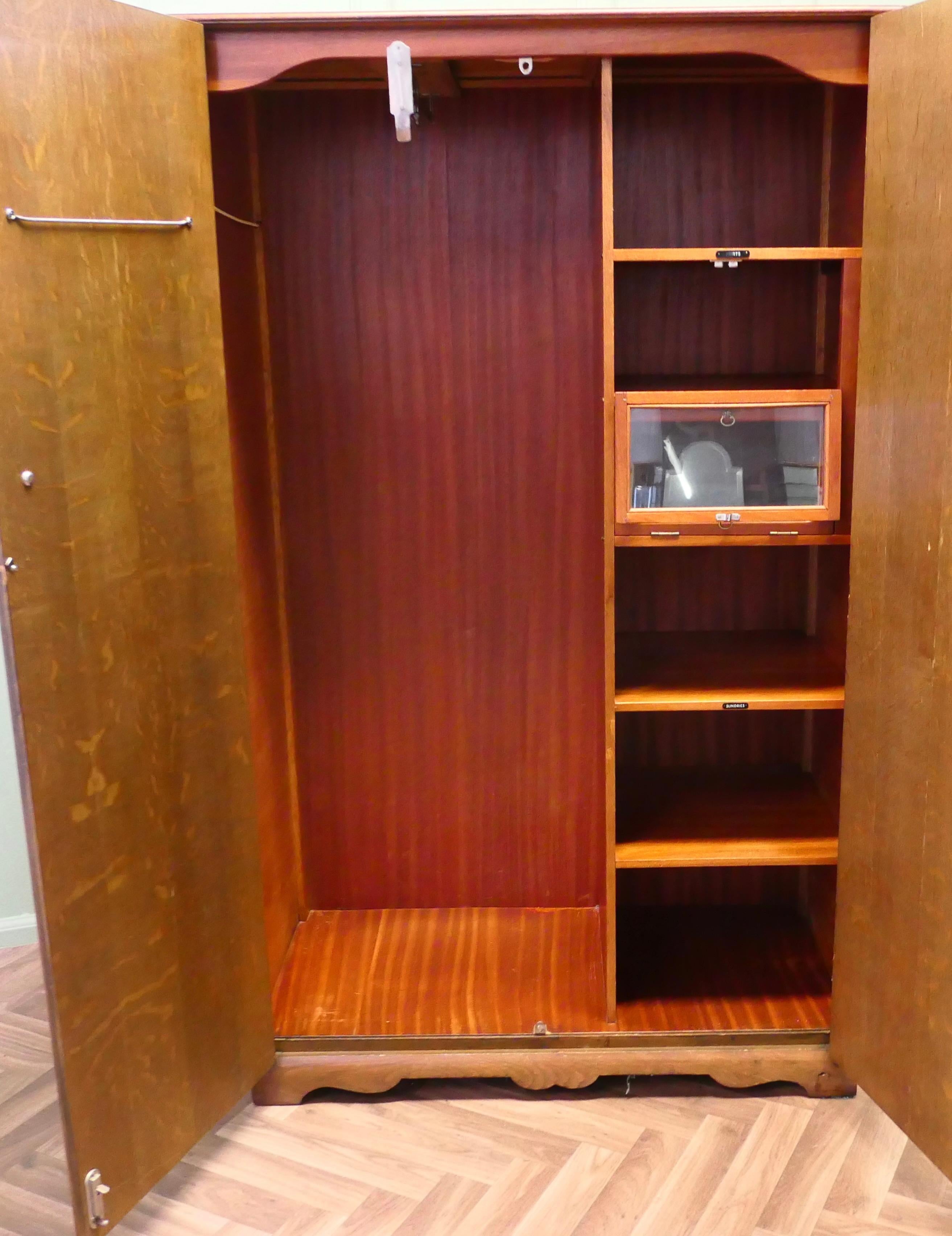 Metà XX secolo Armadio per gentiluomini Arts and Crafts Compactum in vendita