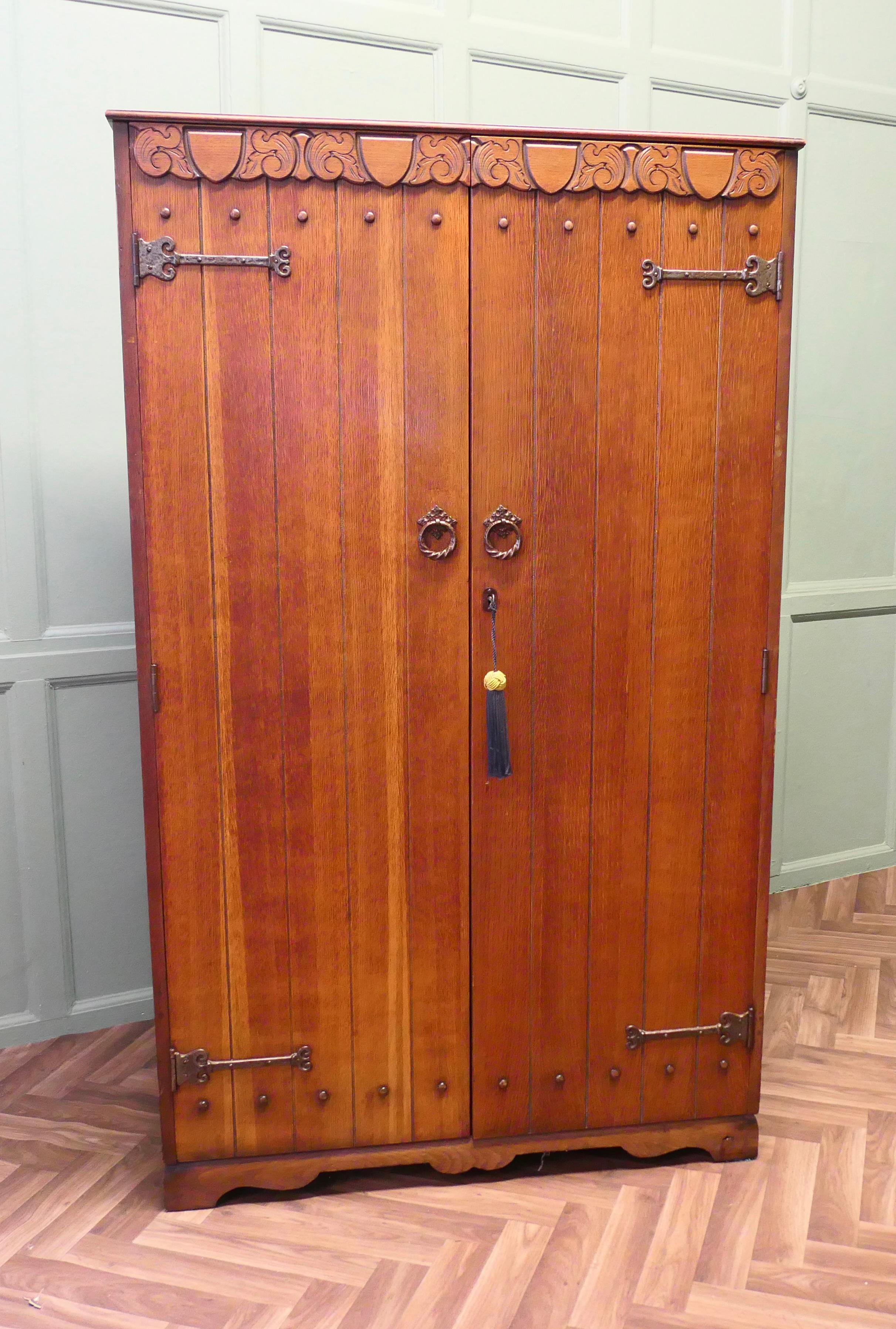 Armadio per gentiluomini Arts and Crafts Compactum 
Si tratta di un pezzo in stile Arti e Mestieri, un lato è completamente attrezzato con scomparti, mensole etc. e l'altro lato è dotato di appendiabiti estraibili. 
L'armadio è dotato di ante con