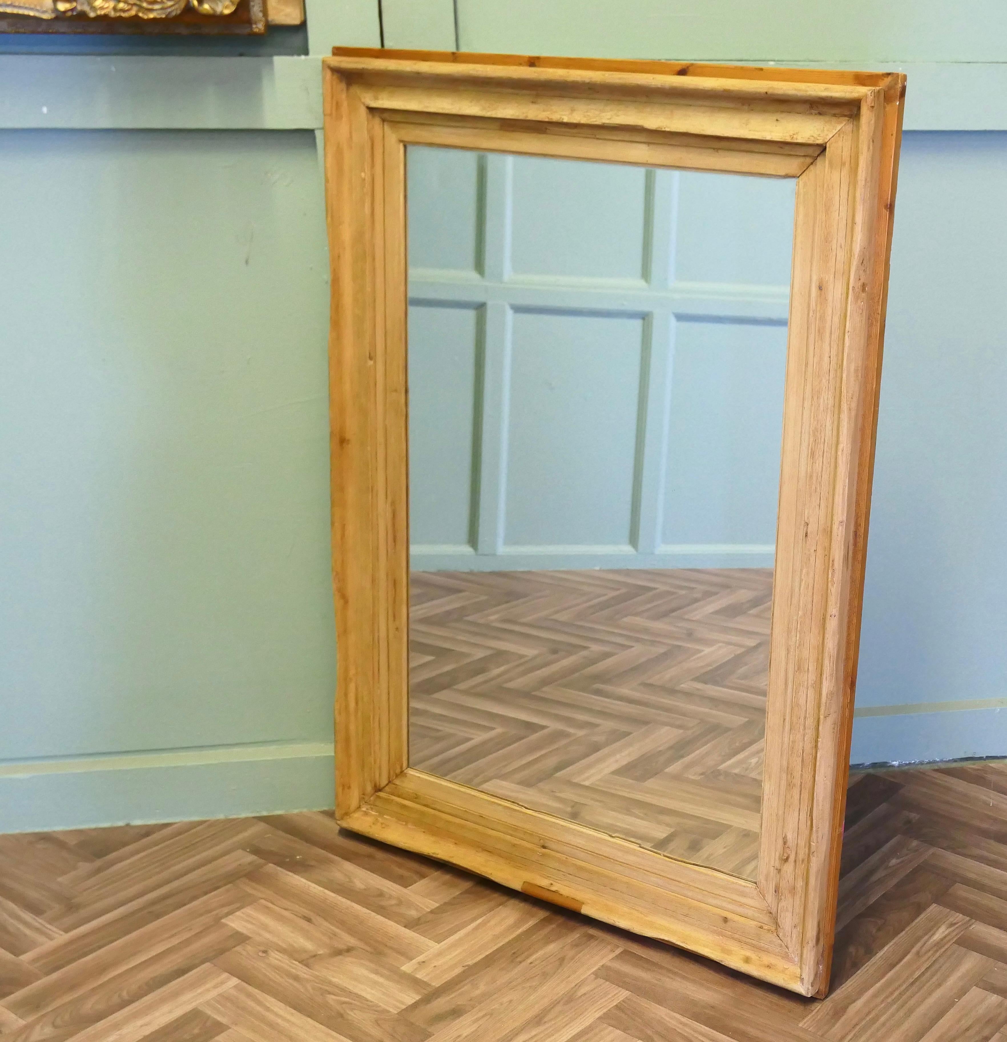 Grand cadre en pin moulé recyclé avec nouveau miroir 

Le miroir a un cadre simple en pin moulé de 5