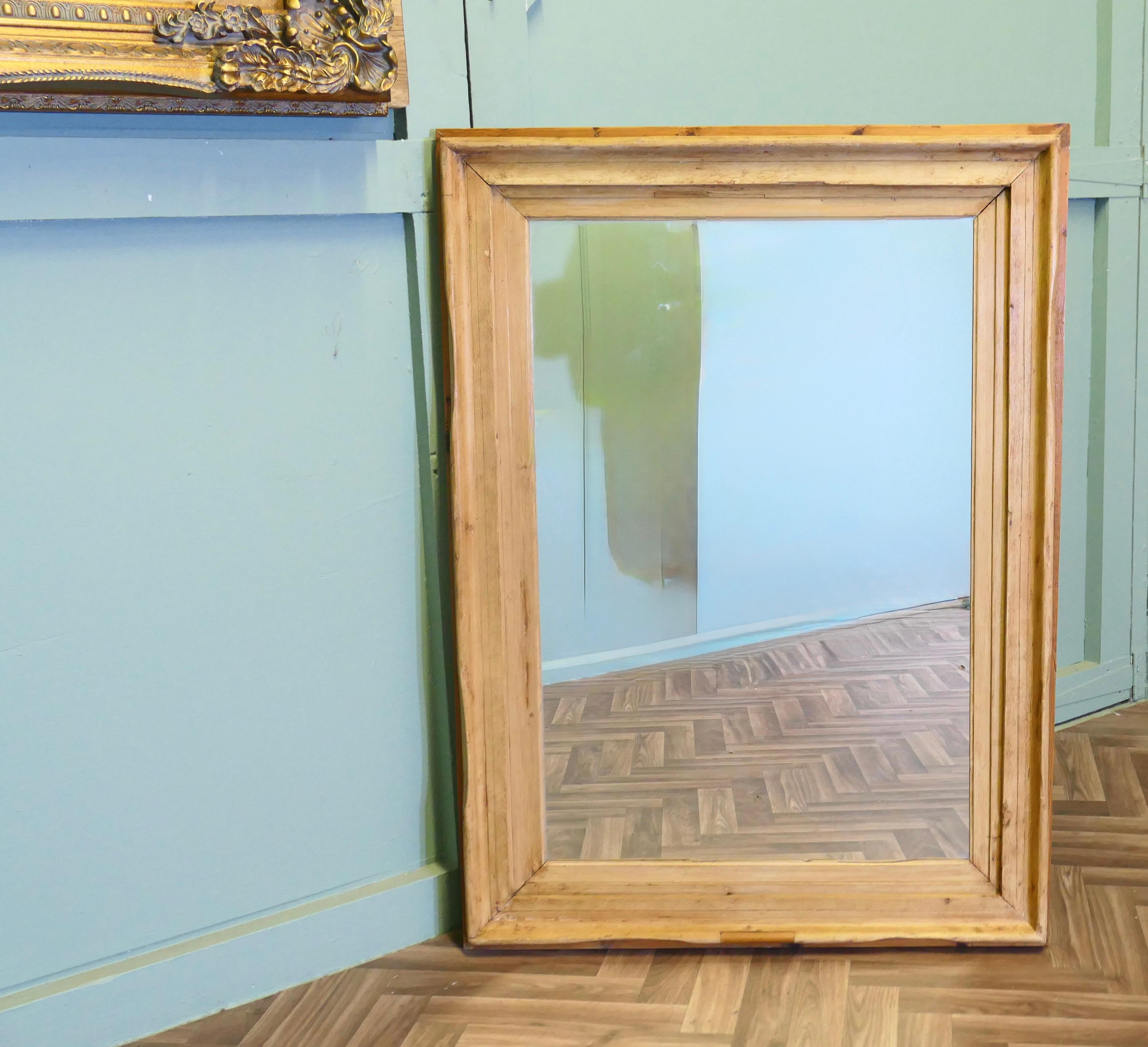 Mid-Century Modern Grand cadre en pin moulé recyclé avec nouveau miroir en vente