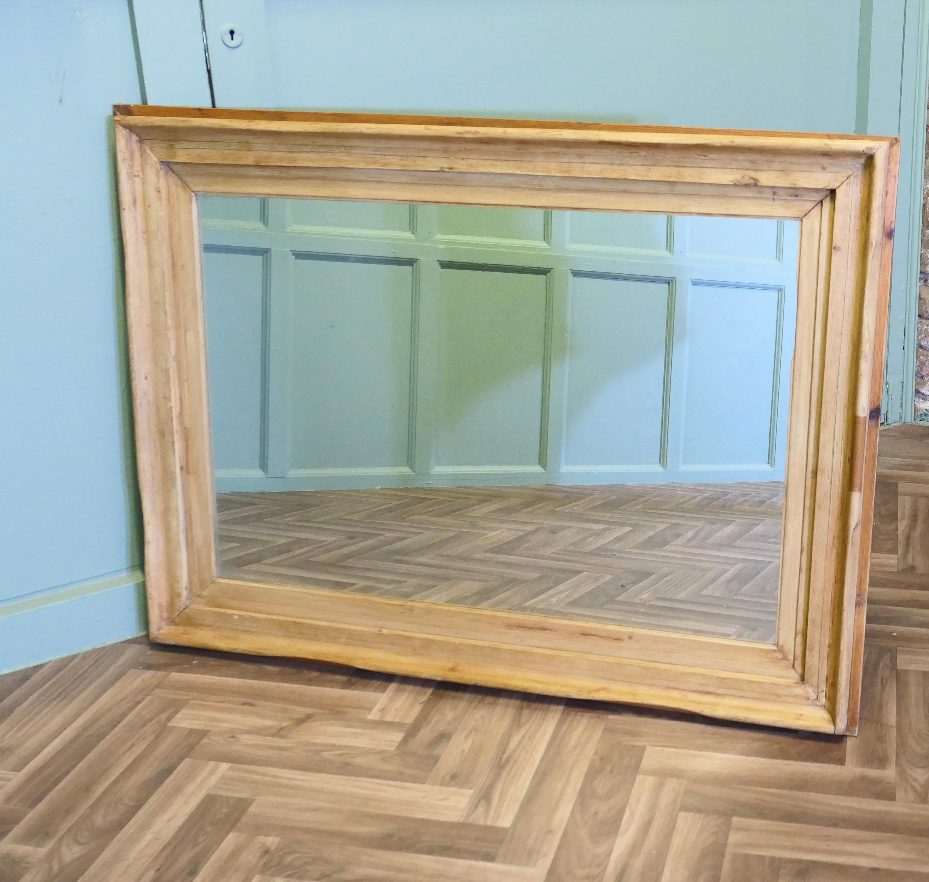 Milieu du XXe siècle Grand cadre en pin moulé recyclé avec nouveau miroir en vente