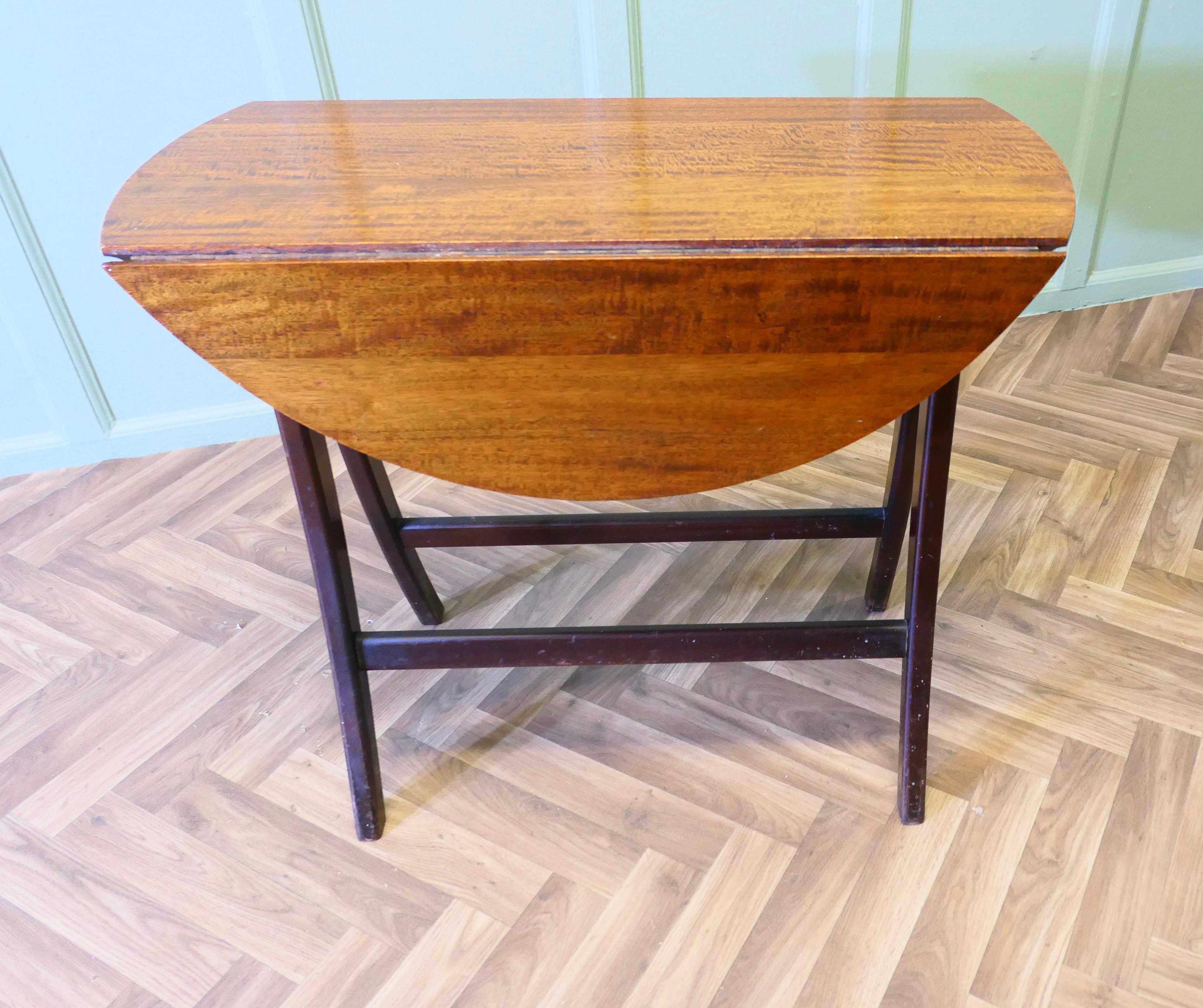 Very Retro Stylish 1950s Snap Top Dining Table for 2 In Good Condition For Sale In Godshill, Isle of Wight