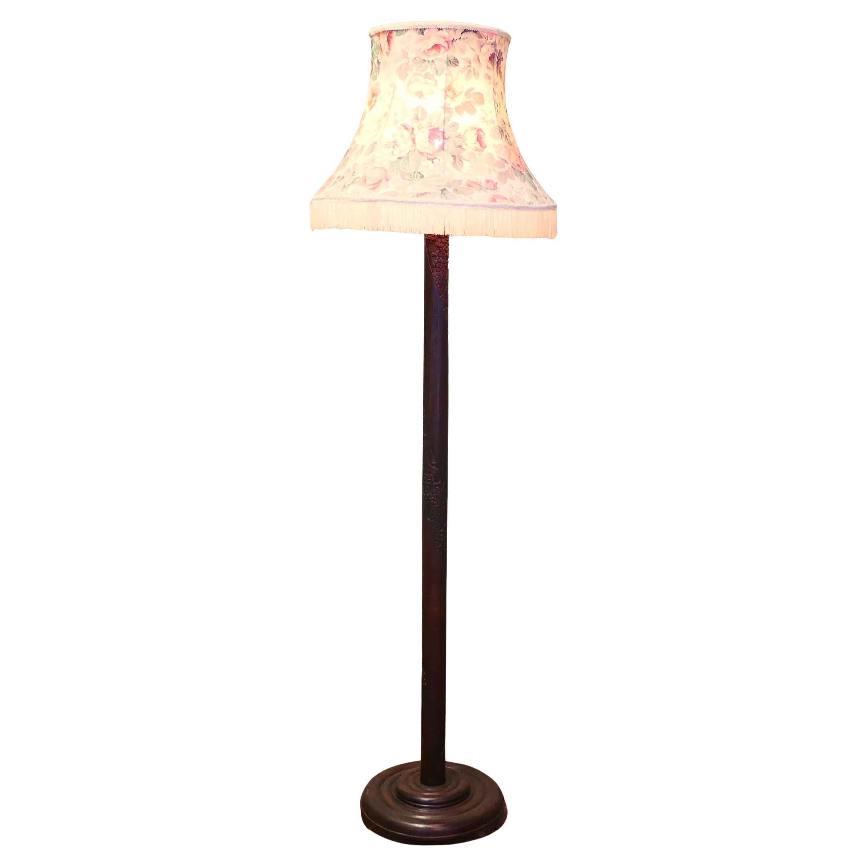 Lampadaire sculpté de style oriental, lampe standard en vente