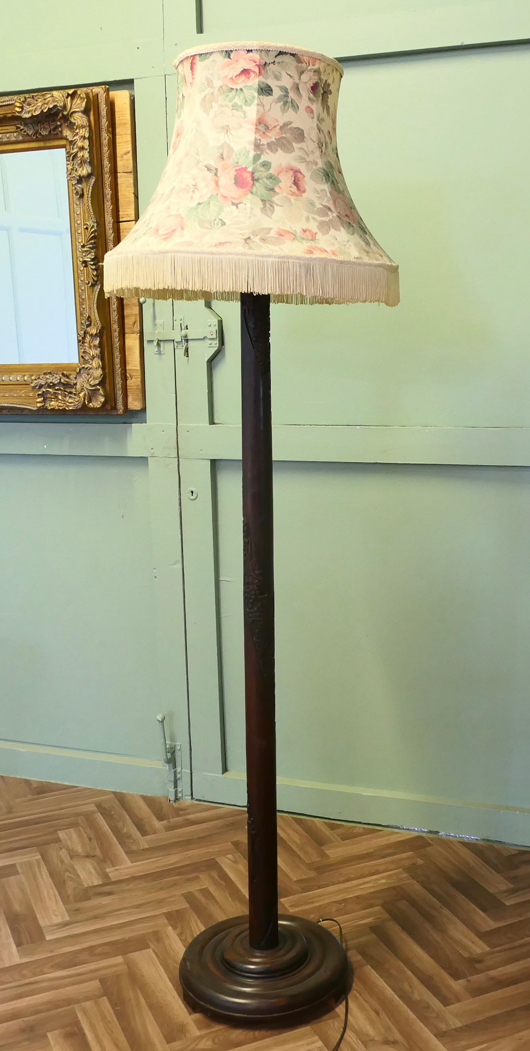 Lampadaire sculpté de style oriental, lampe standard en vente 1
