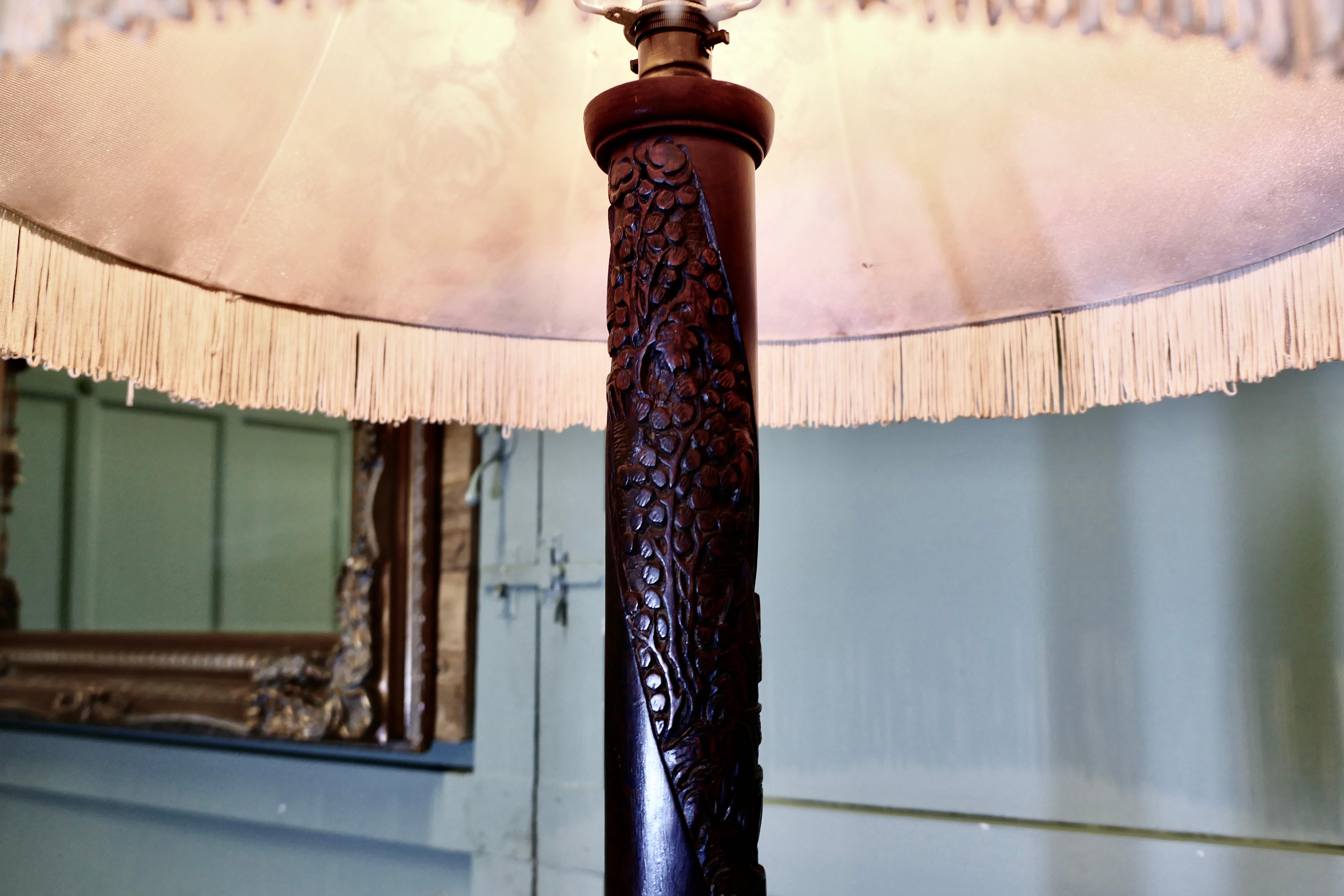 Début du 20ème siècle Lampadaire sculpté de style oriental, lampe standard en vente