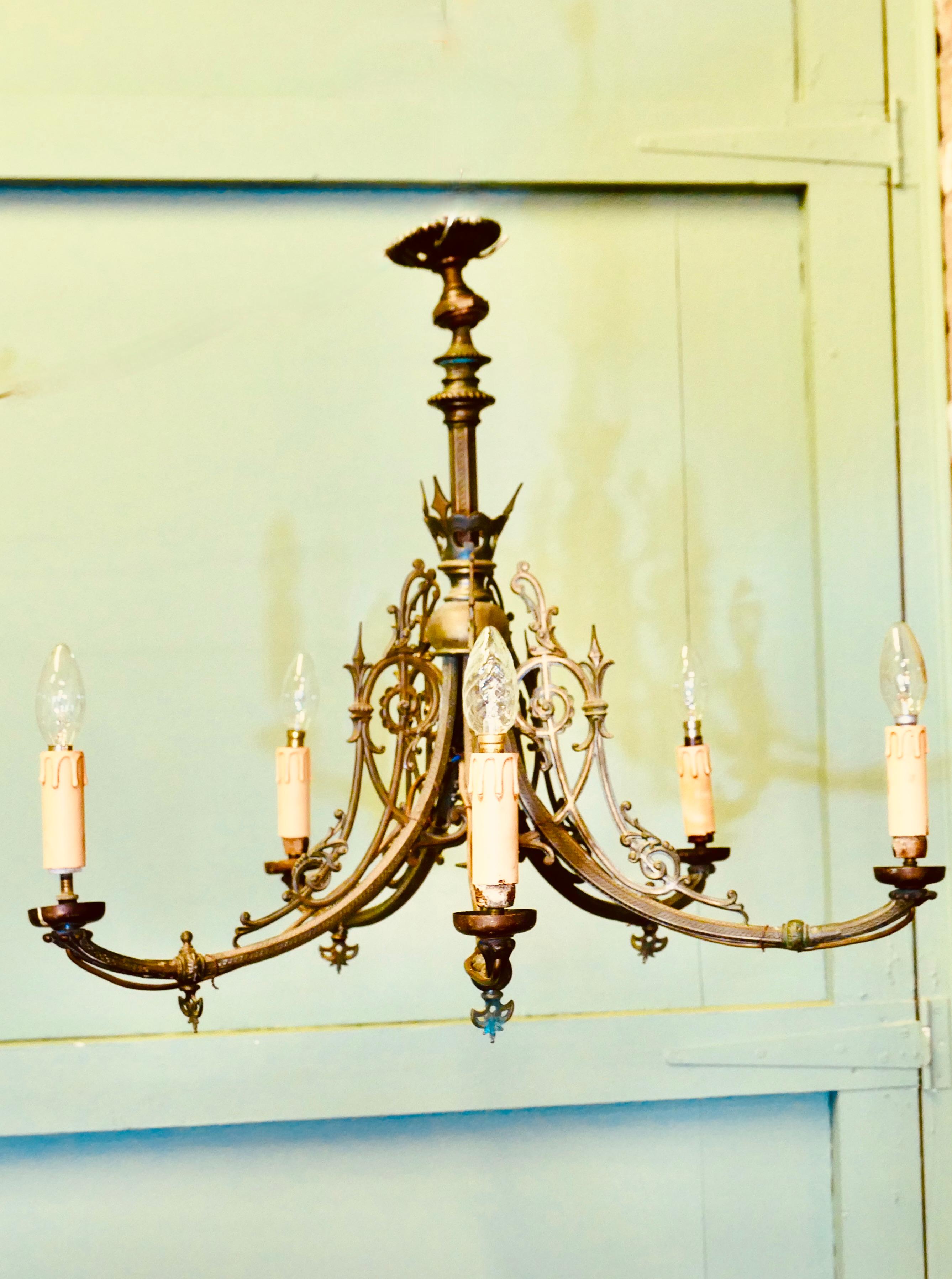 Lustre gothique en laiton doré à 5 branches Il s'agit d'une pièce rare. en vente 1
