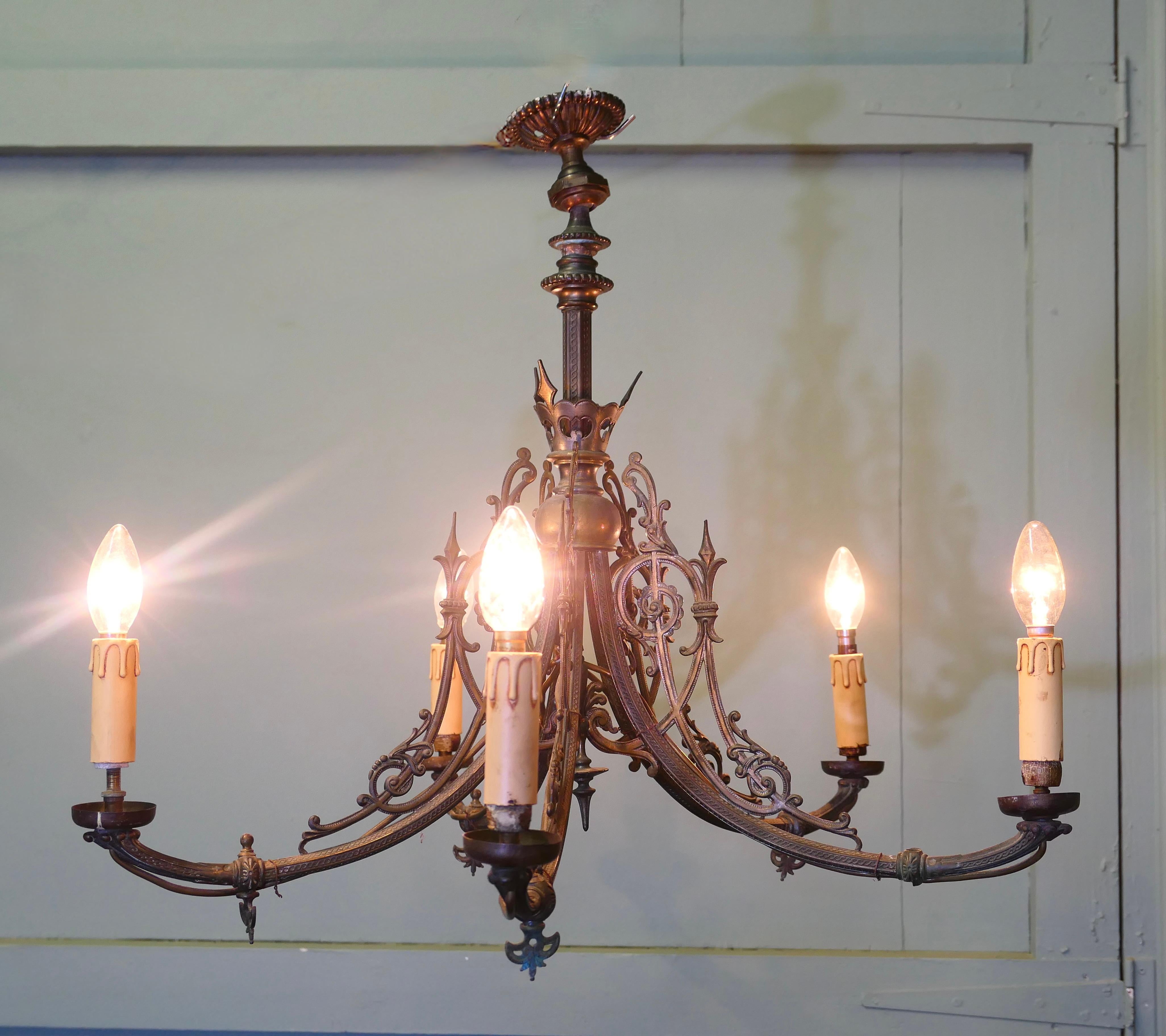 Lustre gothique en laiton doré à 5 branches Il s'agit d'une pièce rare. Bon état - En vente à Godshill, Isle of Wight